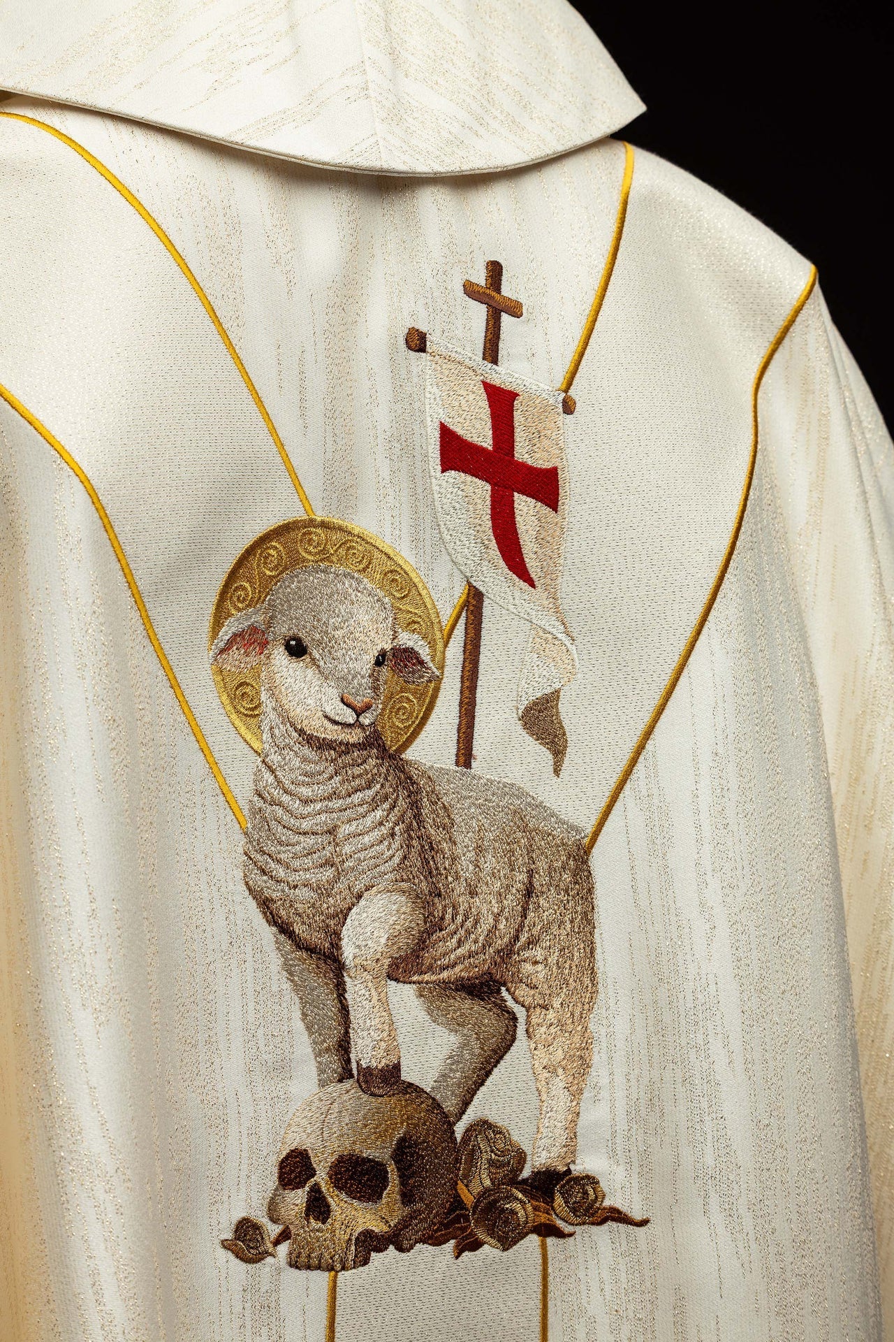 Casula bordada com imagem de Jesus Ressuscitado e Cordeiro Pascal - chasubles.com.br