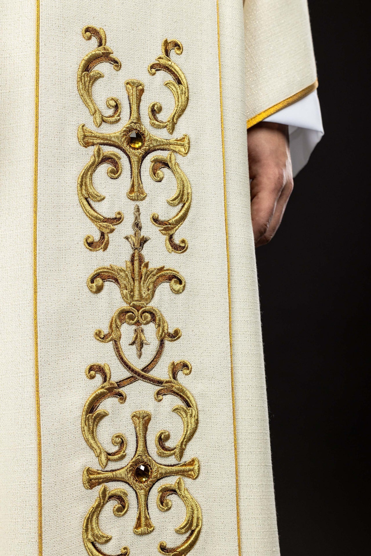 Casula creme com bordado de Nossa Senhora do Rosário e detalhes dourados.