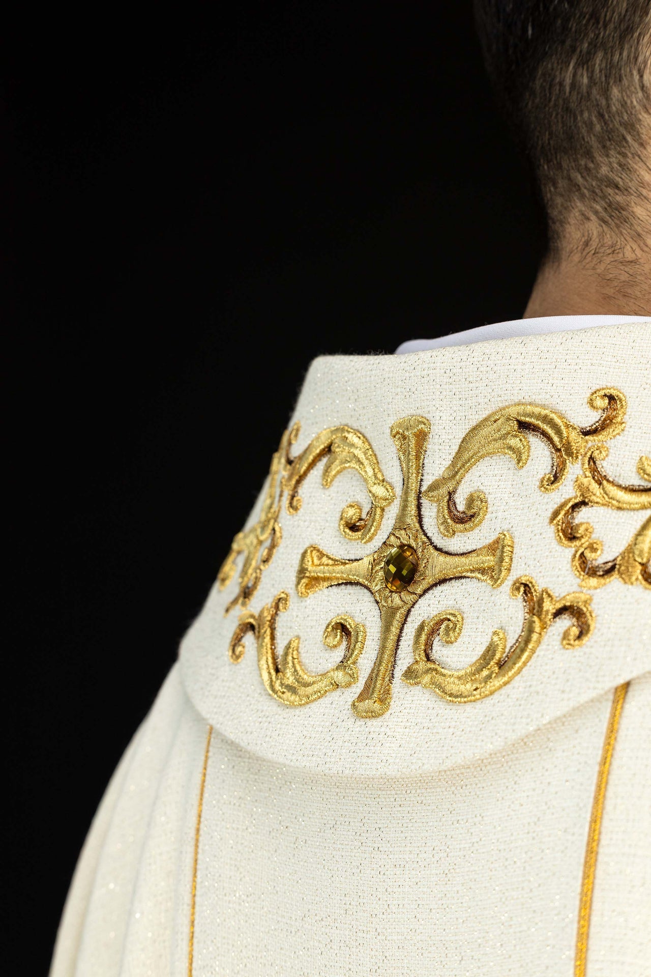 Casula creme com bordado de Nossa Senhora do Rosário e detalhes dourados.