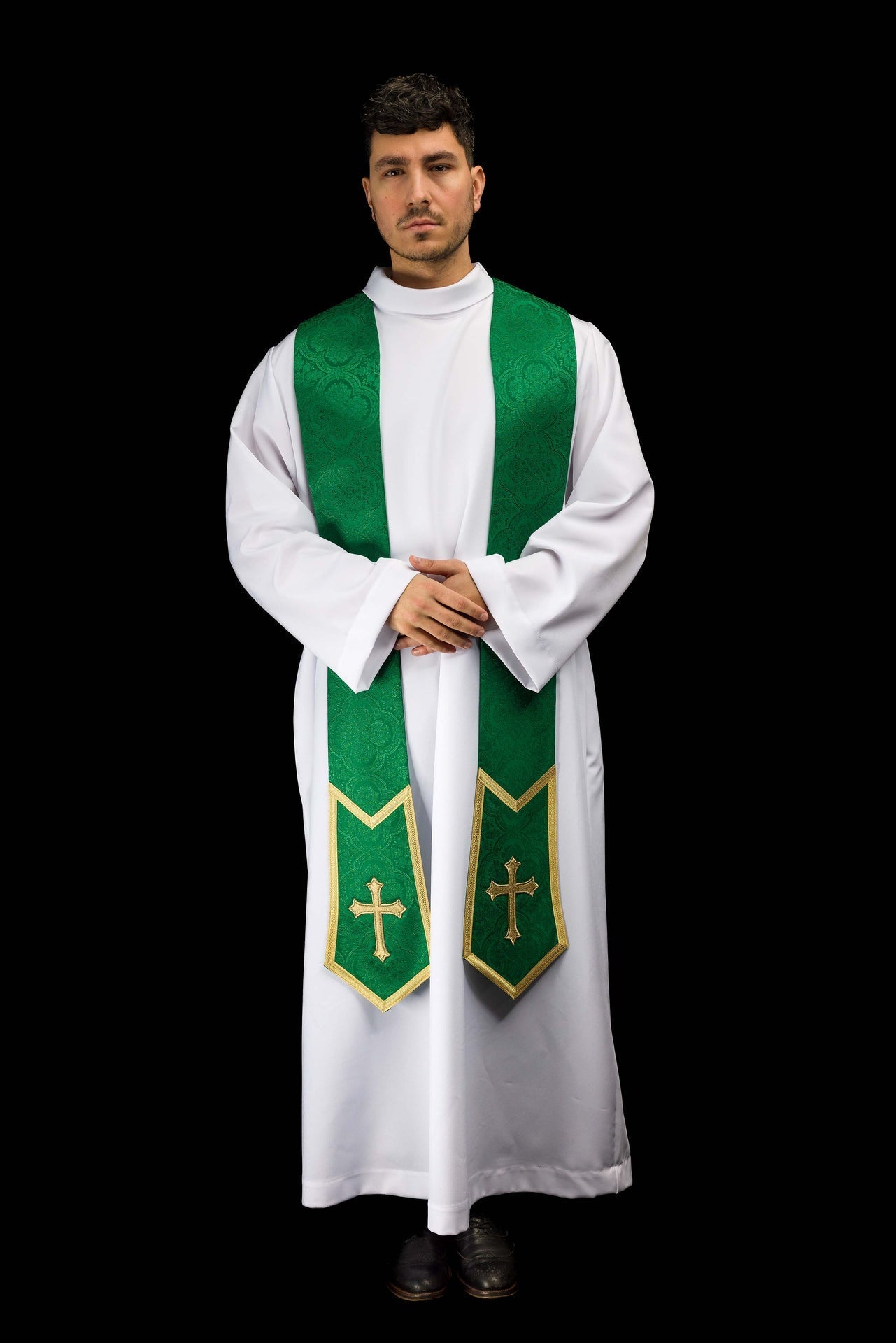 Estola sacerdotal verde com cruz bordada e fitas decorativas