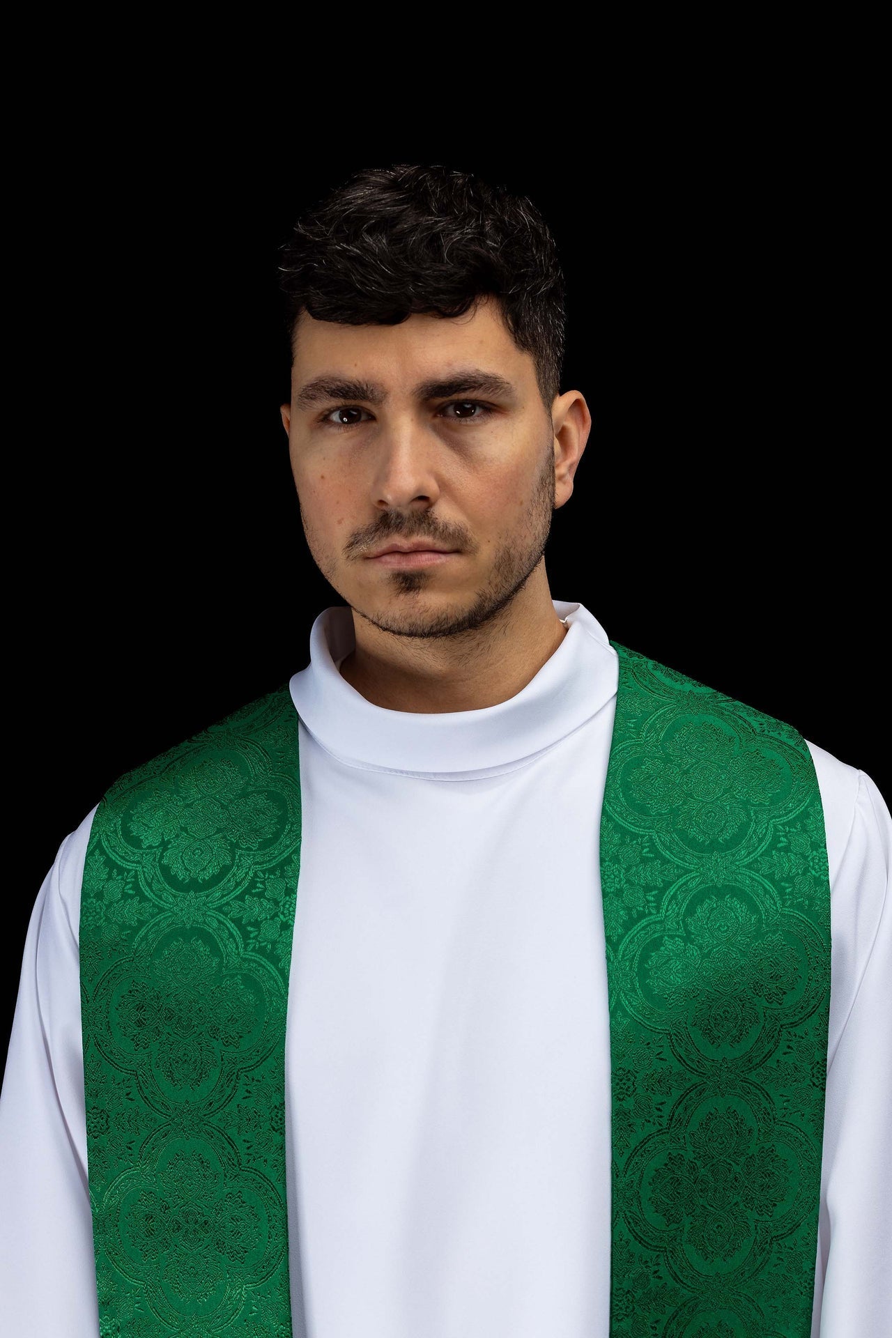 Estola sacerdotal verde com cruz bordada e fitas decorativas