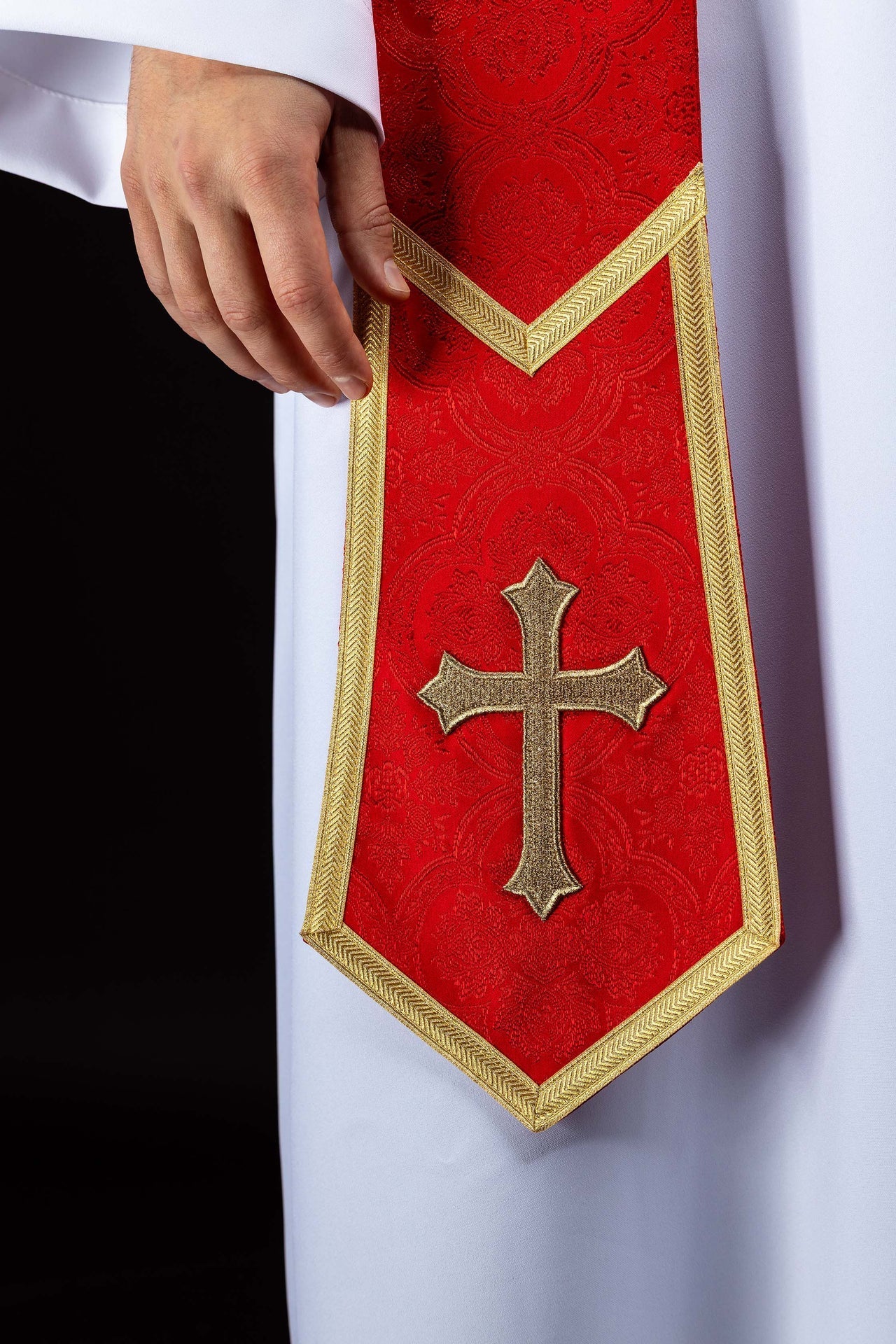 Estola bordada com motivo de Cruz em tecido jacquard vermelho