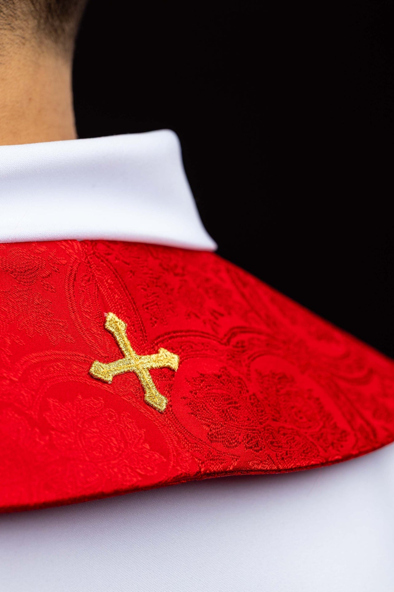 Estola bordada com motivo de Cruz em tecido jacquard vermelho