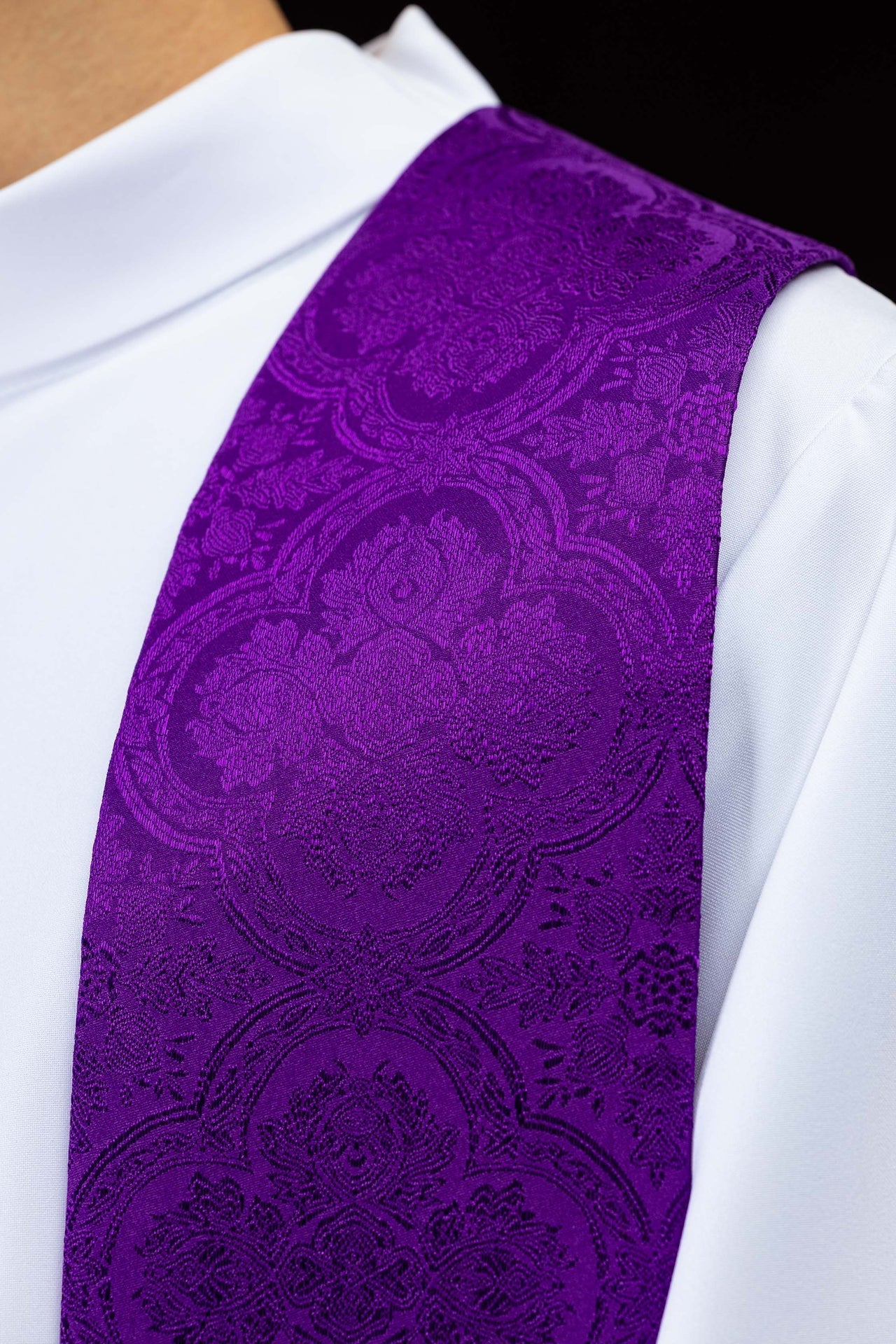 Estola bordada com motivo de Cruz, roxa, em tecido jacquard - chasubles.com.br