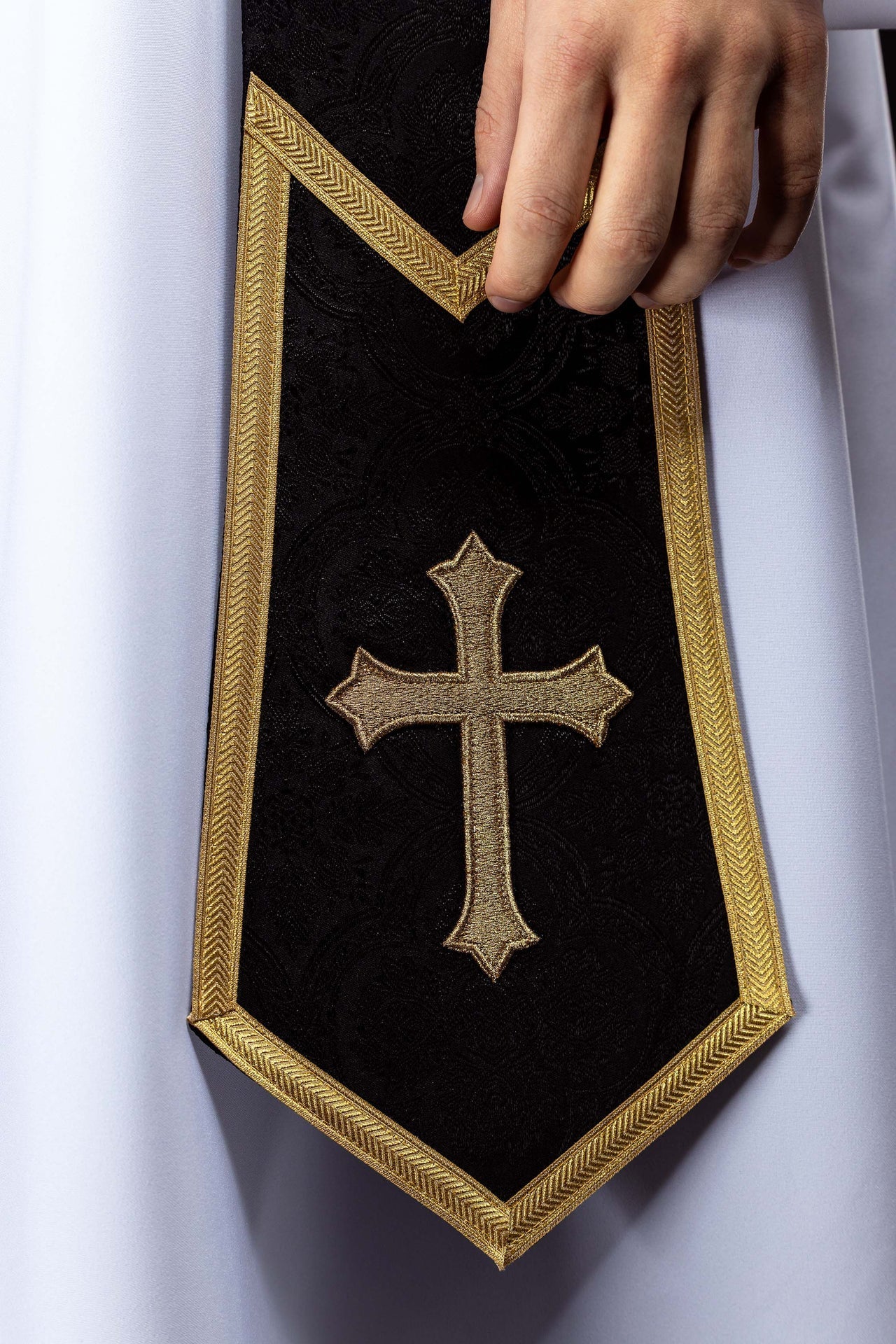 Estola bordada com motivo de Cruz preta em tecido jacquard - chasubles.com.br