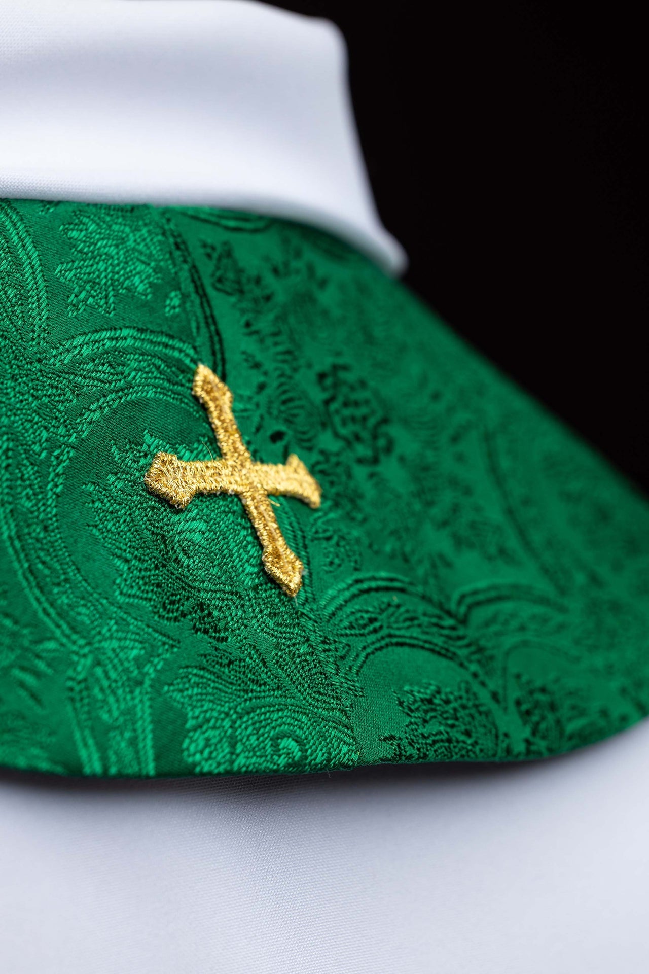 Estola bordada com motivo de Cruz, verde, em tecido jacquard - chasubles.com.br
