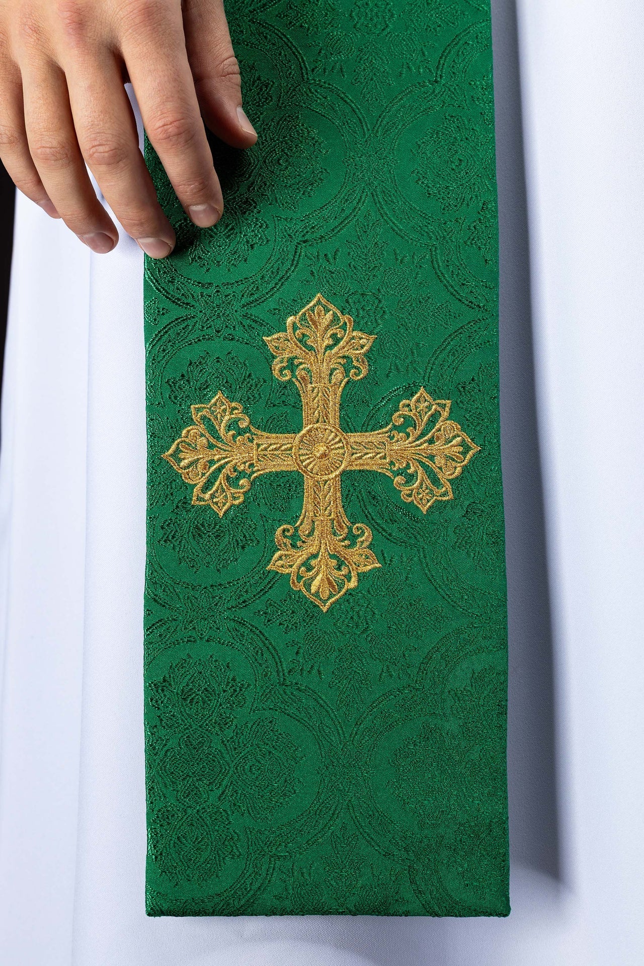Estola bordada com motivo de Cruz, verde, em tecido jacquard - chasubles.com.br