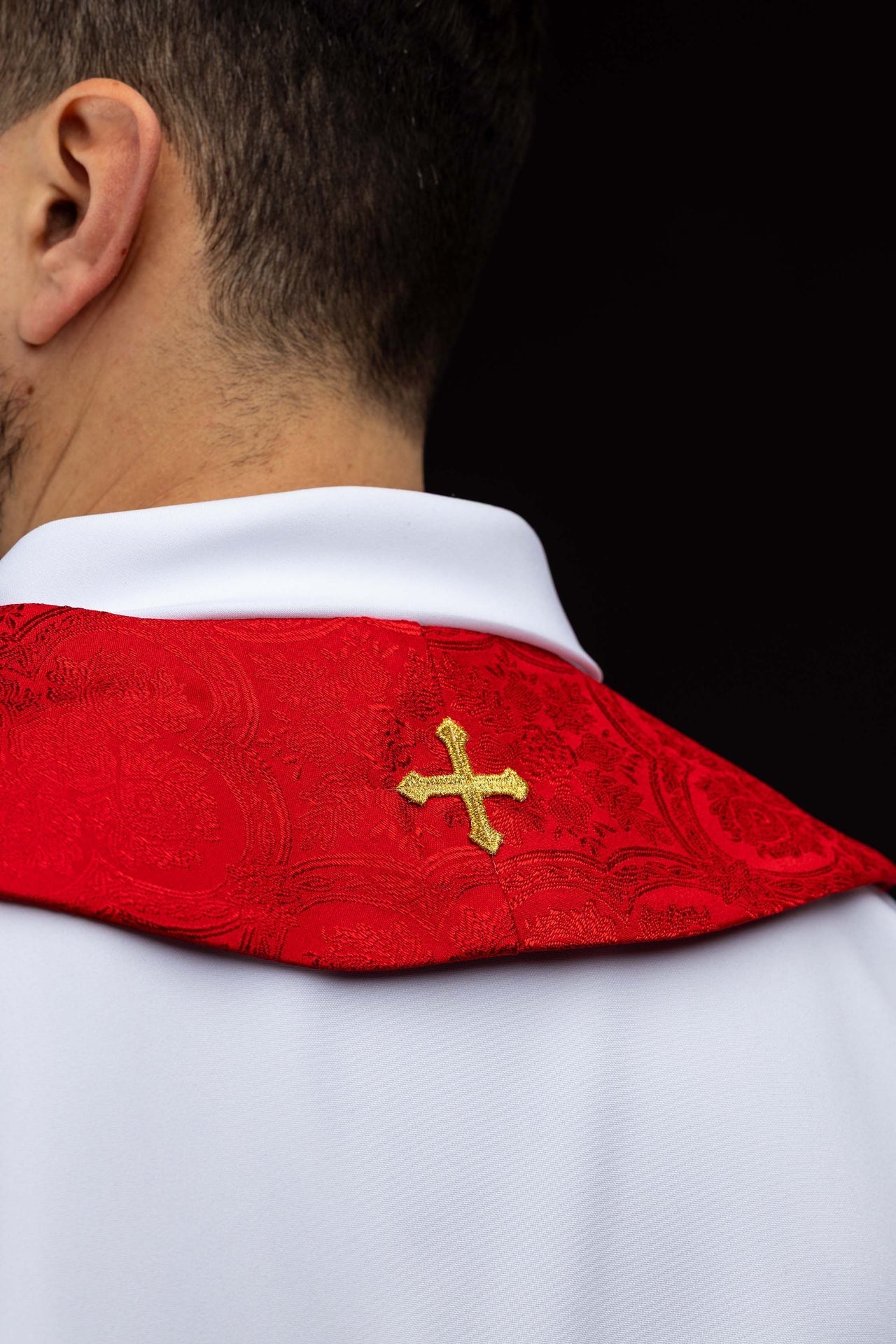 Estola vermelha bordada com cruz em tecido jacquard - chasubles.com.br
