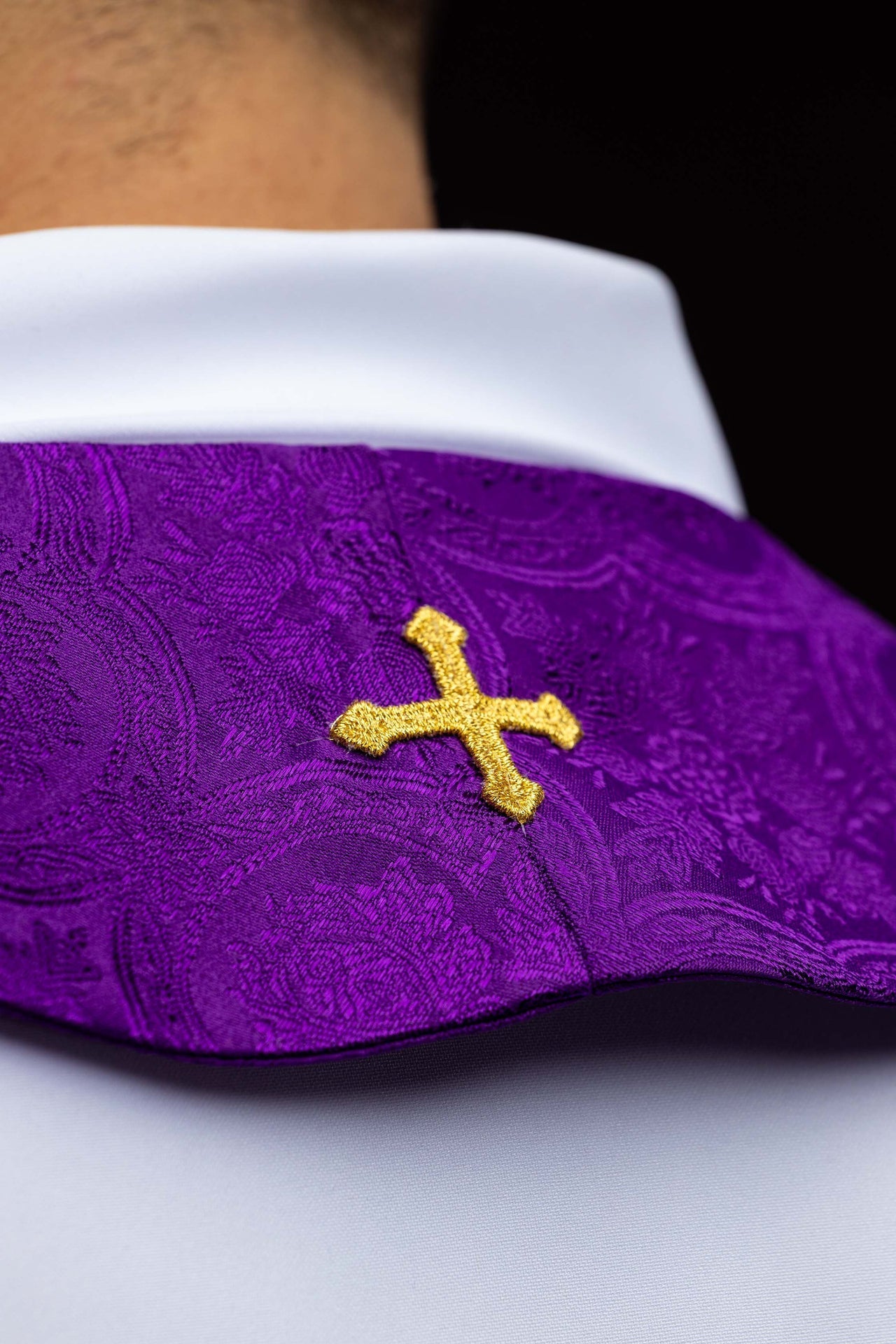Estola bordada com motivo de cruz roxa em tecido jacquard