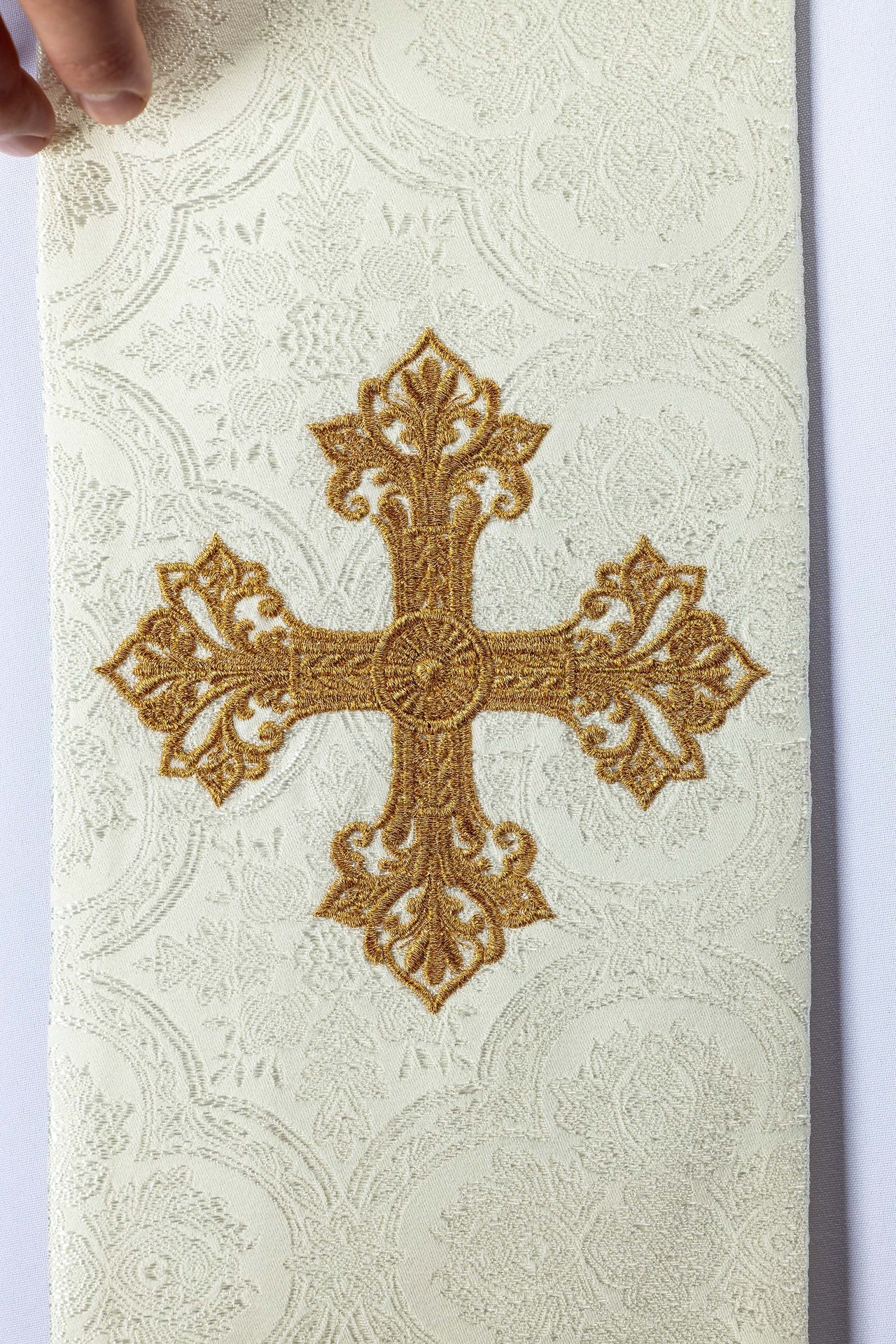 Estola bordada com motivo de Cruz creme tecido jacquard