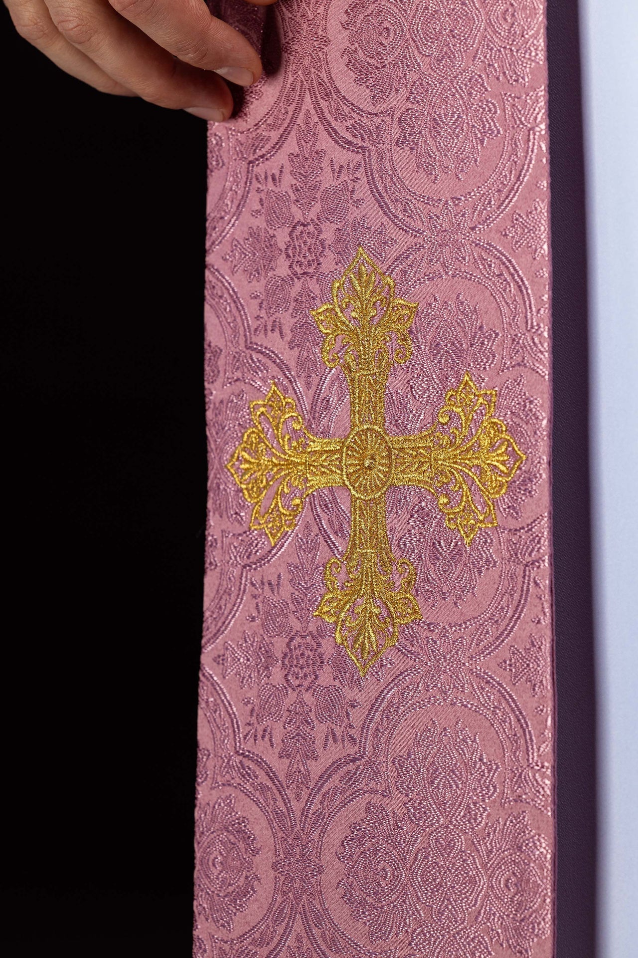 Estola bordada com motivo de Cruz rosa em tecido jacquard