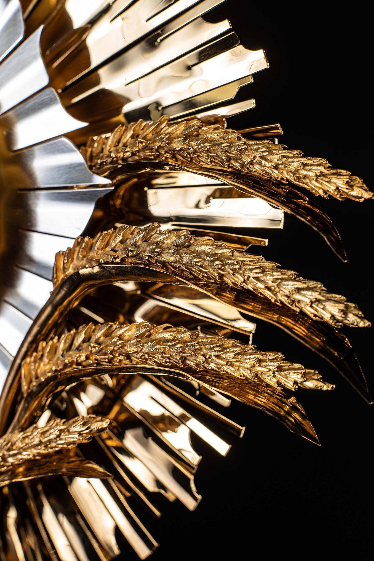 Ostensório de latão dourado feito à mão, decorado com rubis
