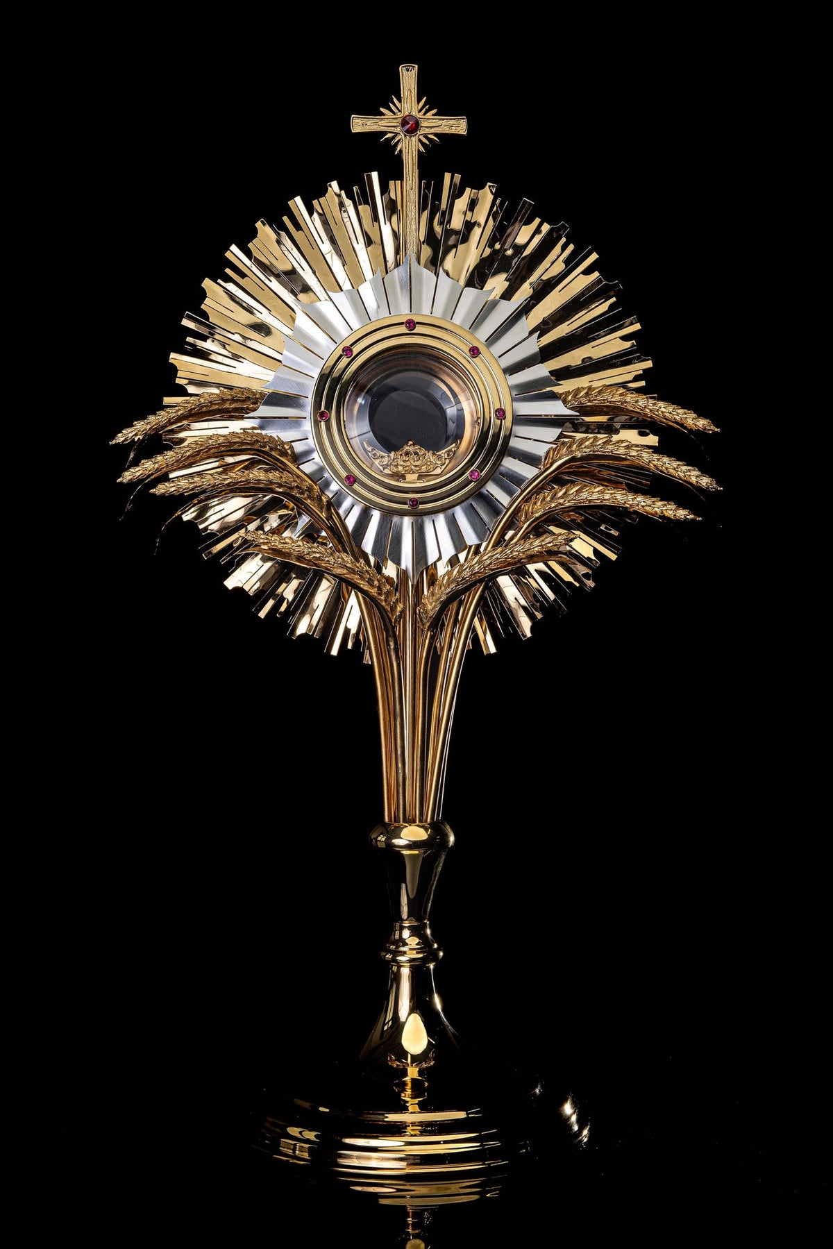 Ostensório de latão dourado feito à mão, decorado com rubis