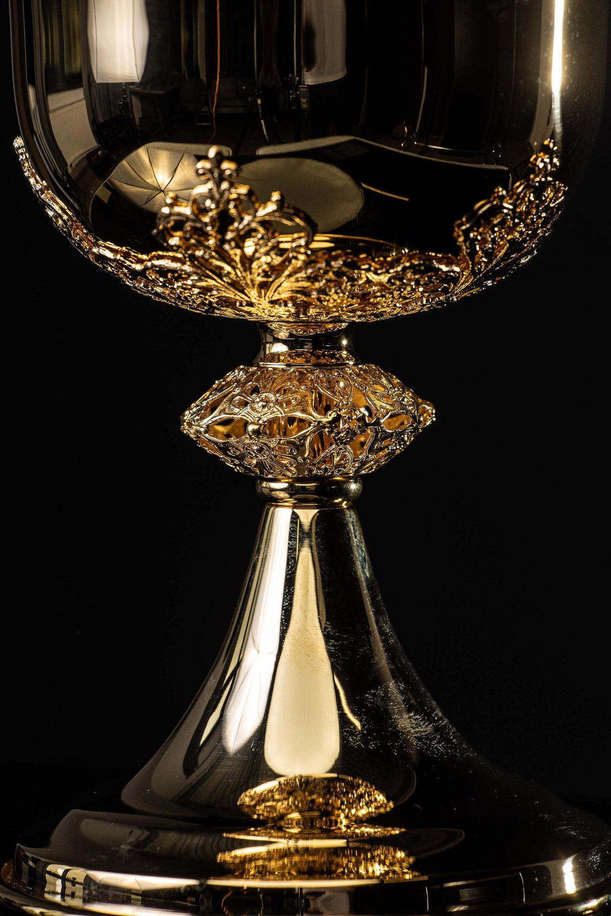 Âmbula litúrgica artesanal de latão com banho de ouro Au 24 ct