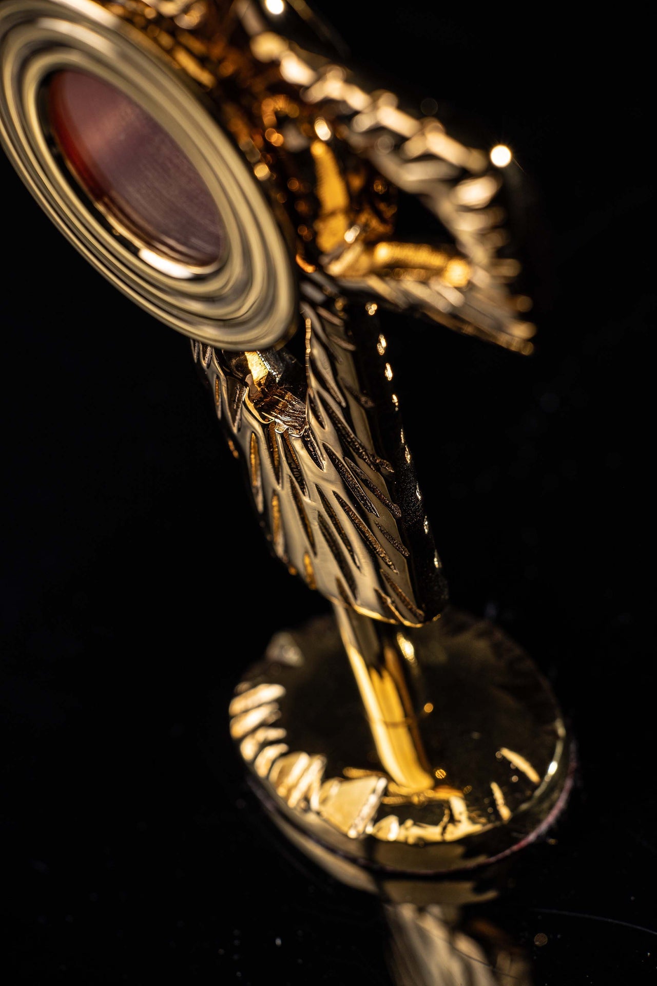 Relicário Artesanal de Latão Dourado – 18 cm