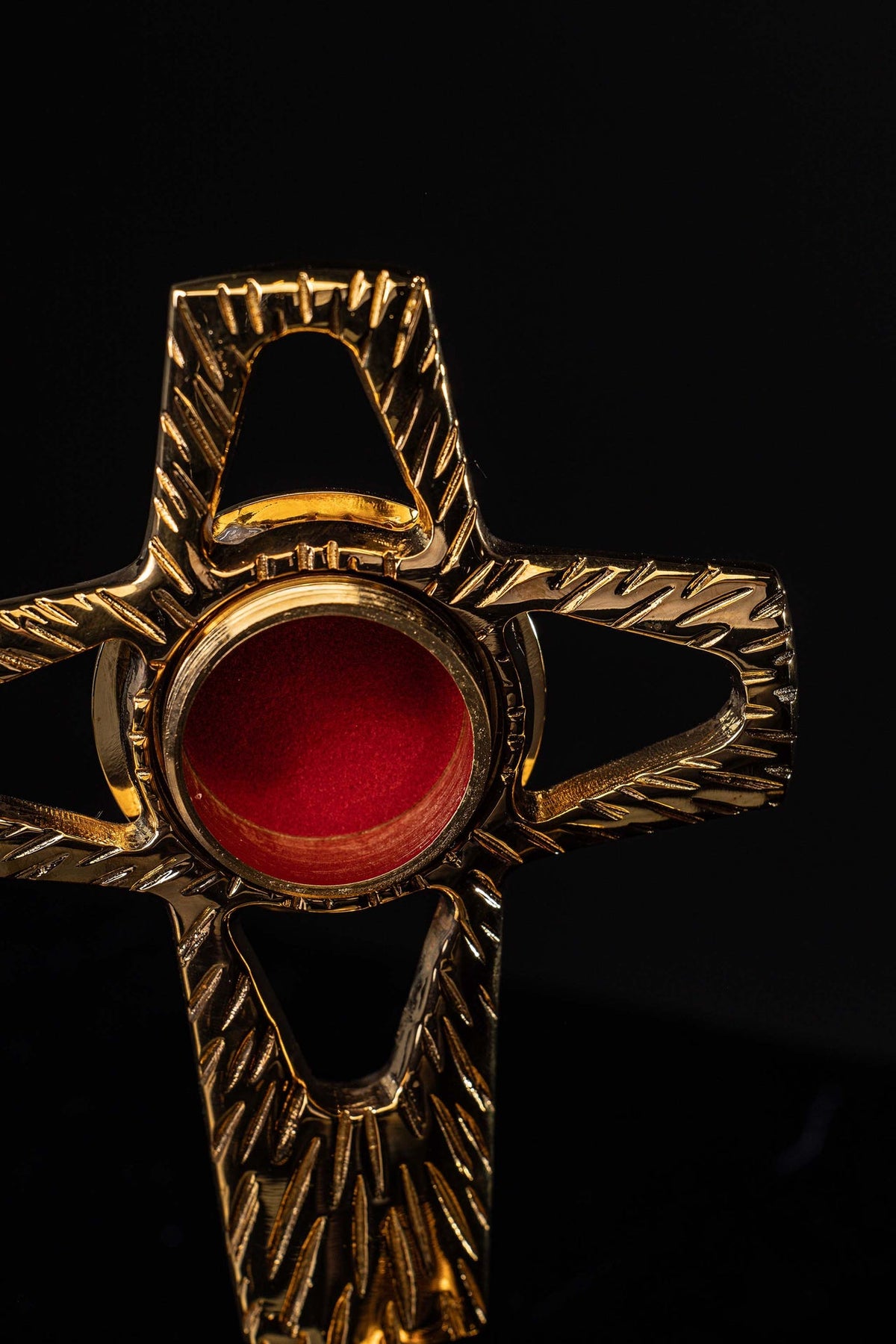 Relicário Artesanal de Latão Dourado – 18 cm