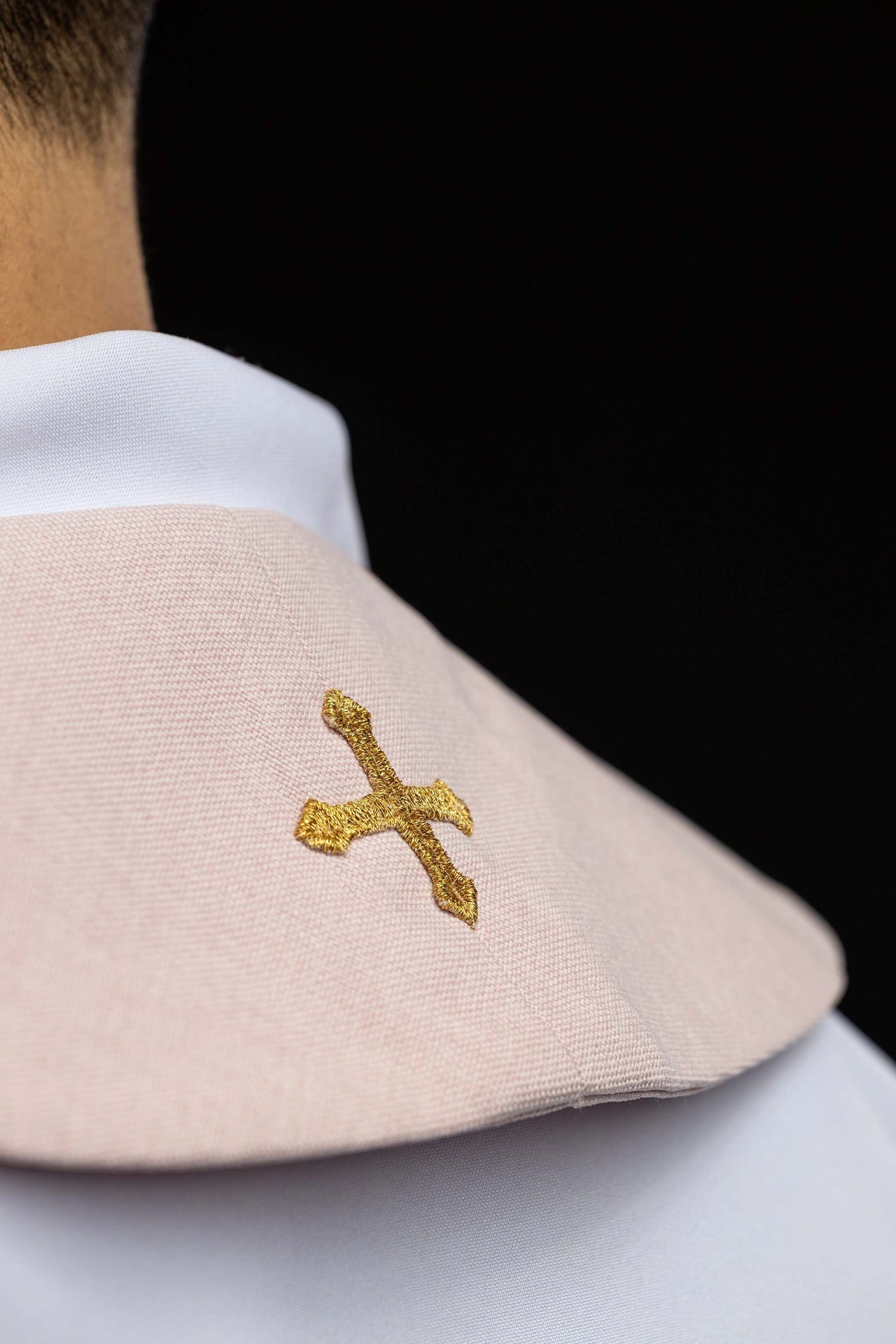 Estola bordada com símbolo de cruz em veludo rosa - chasubles.com.br