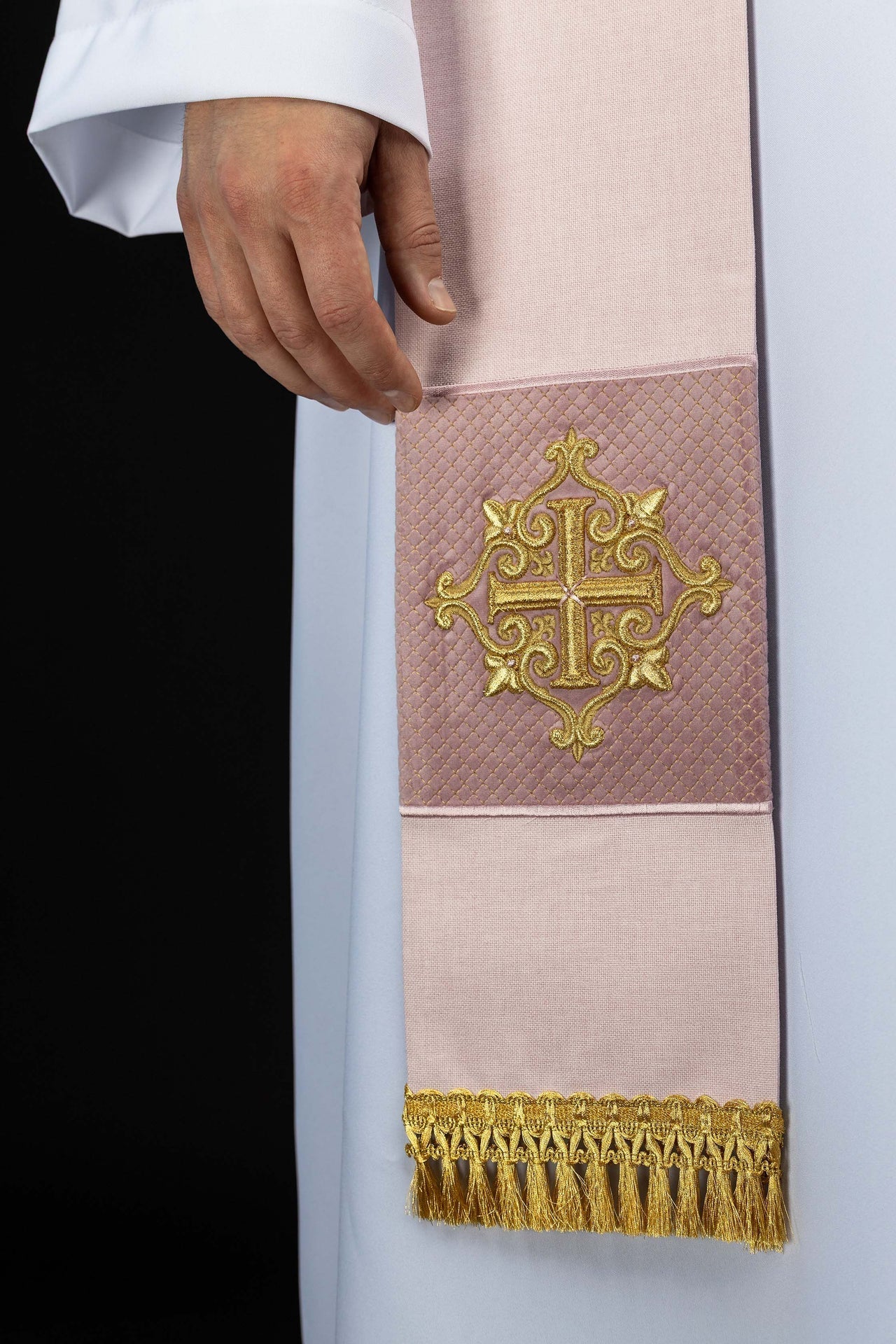 Estola bordada com símbolo de cruz em veludo rosa - chasubles.com.br