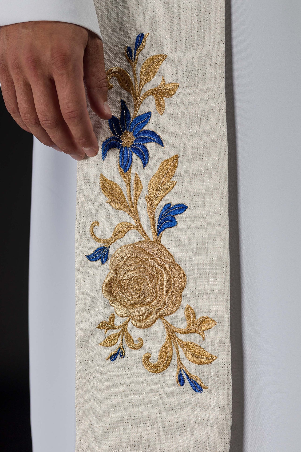 Estola bordada com símbolo mariano - chasubles.com.br