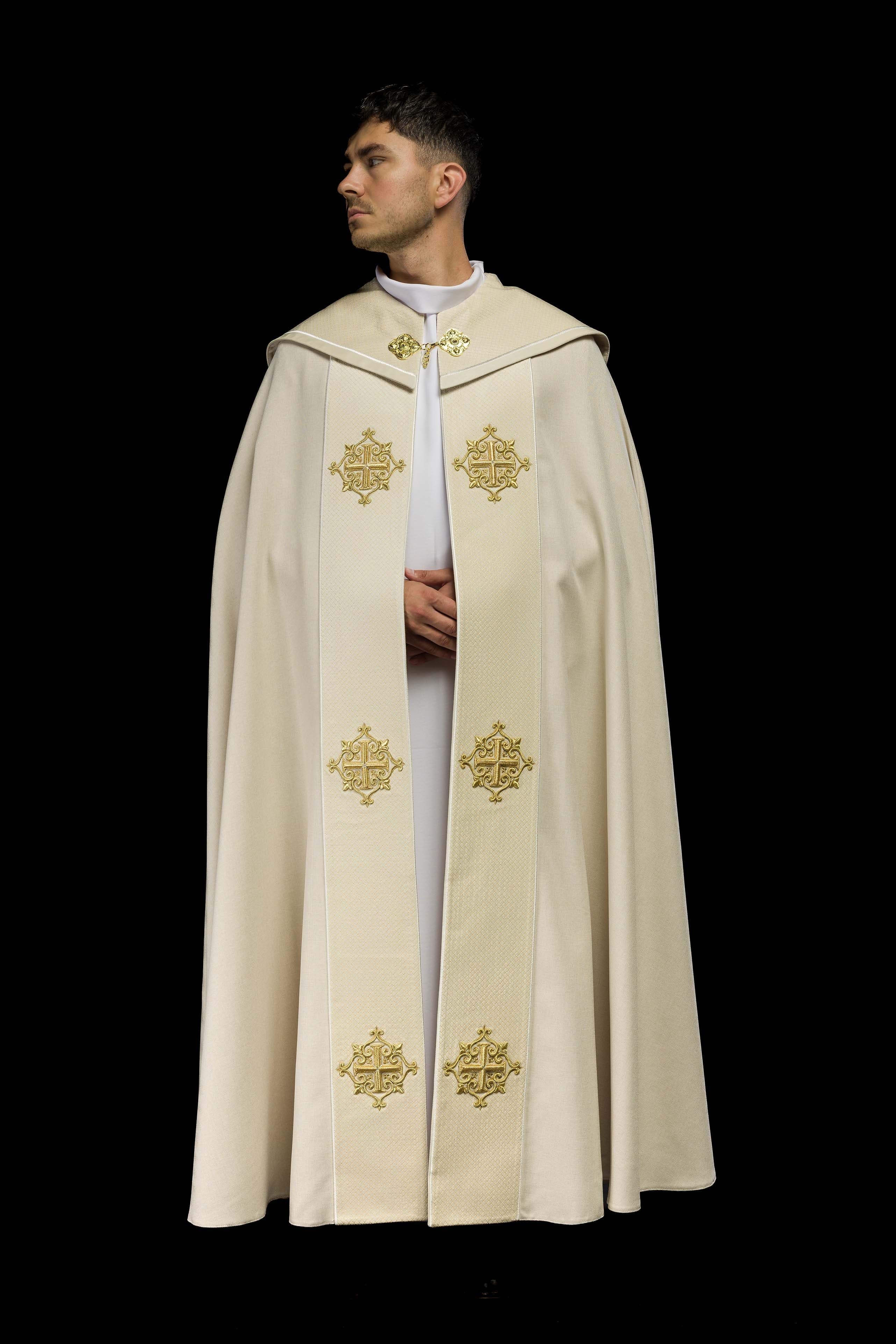 Capa de asperges litúrgica com faixa de veludo creme e bordado de cruzes - chasubles.com.br