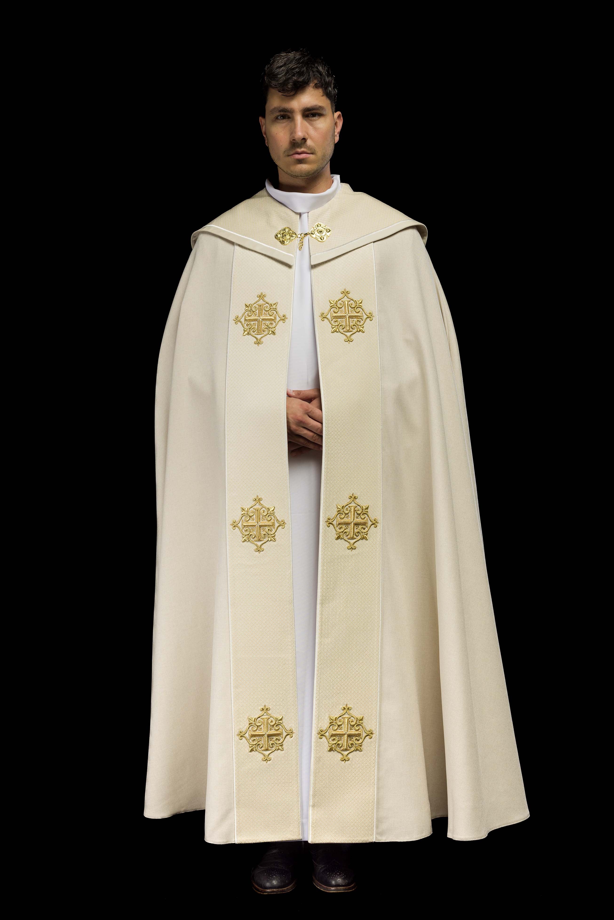 Capa de asperges litúrgica com faixa de veludo creme e bordado de cruzes - chasubles.com.br
