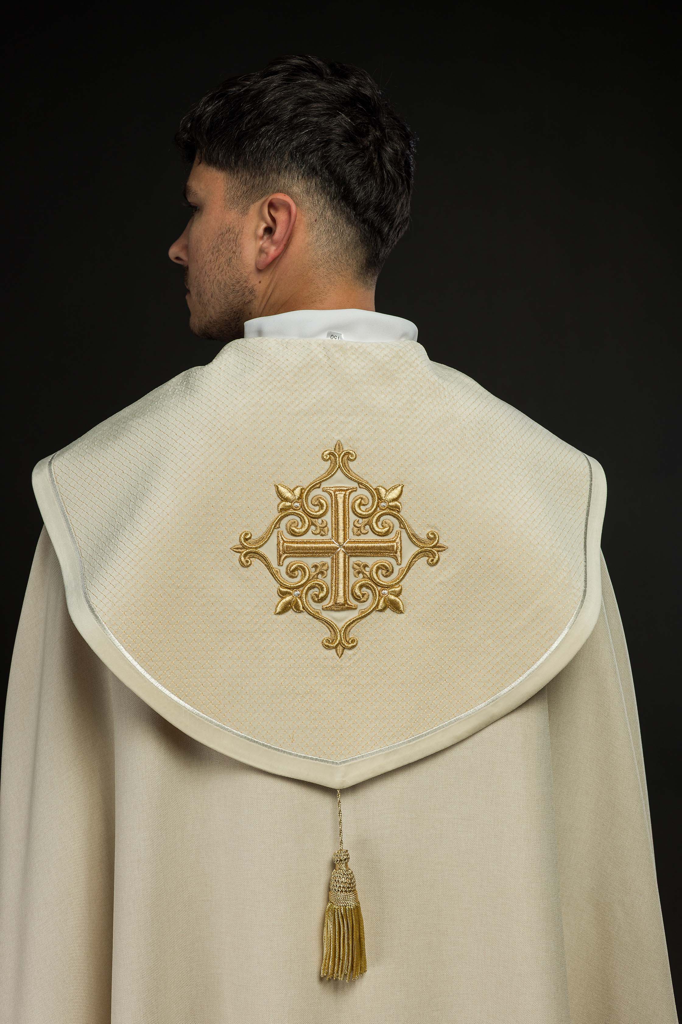 Capa de asperges litúrgica com faixa de veludo creme e bordado de cruzes - chasubles.com.br