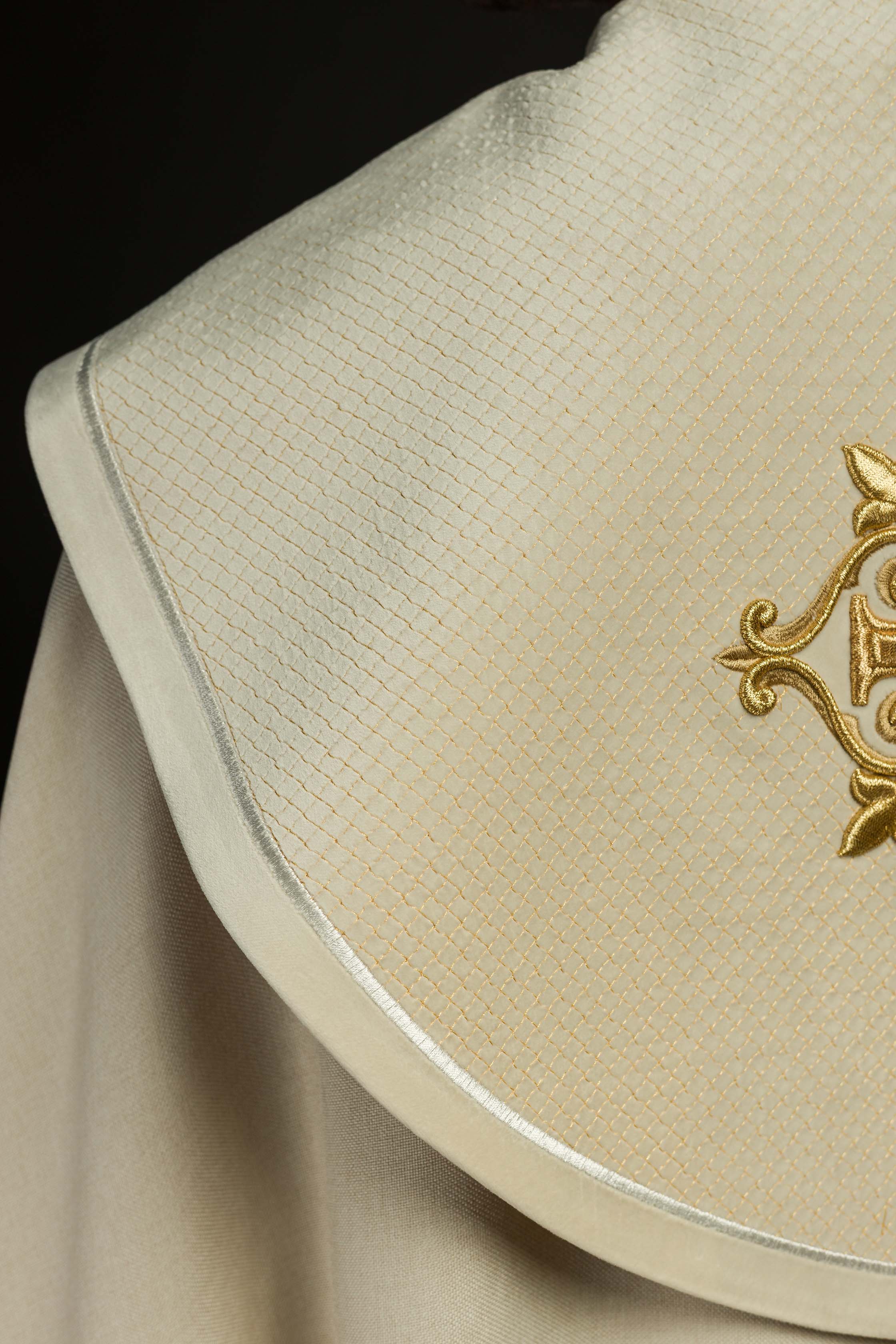 Capa de asperges litúrgica com faixa de veludo creme e bordado de cruzes - chasubles.com.br