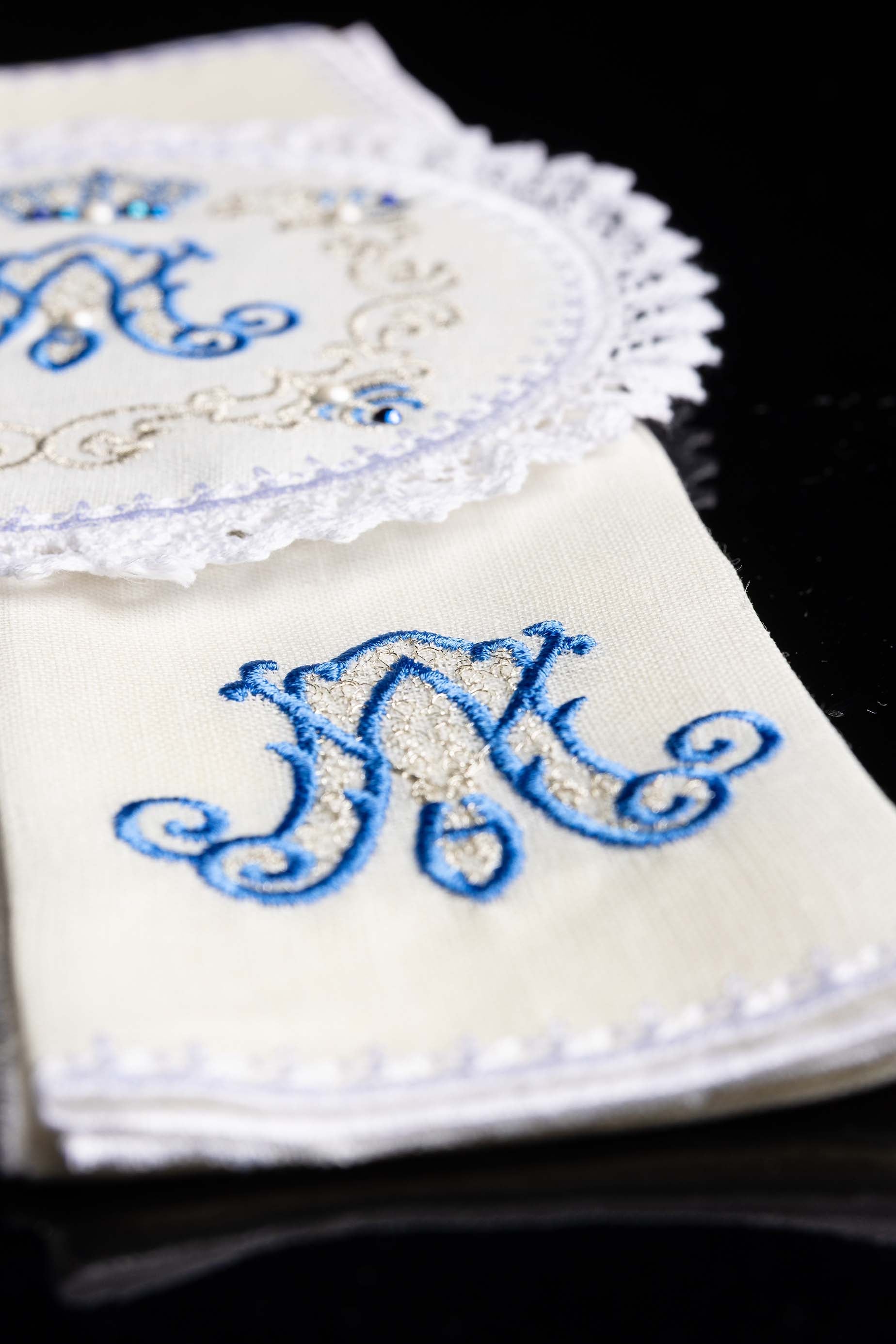 Conjunto de alfaias litúrgicas com bordado mariano - chasubles.com.br