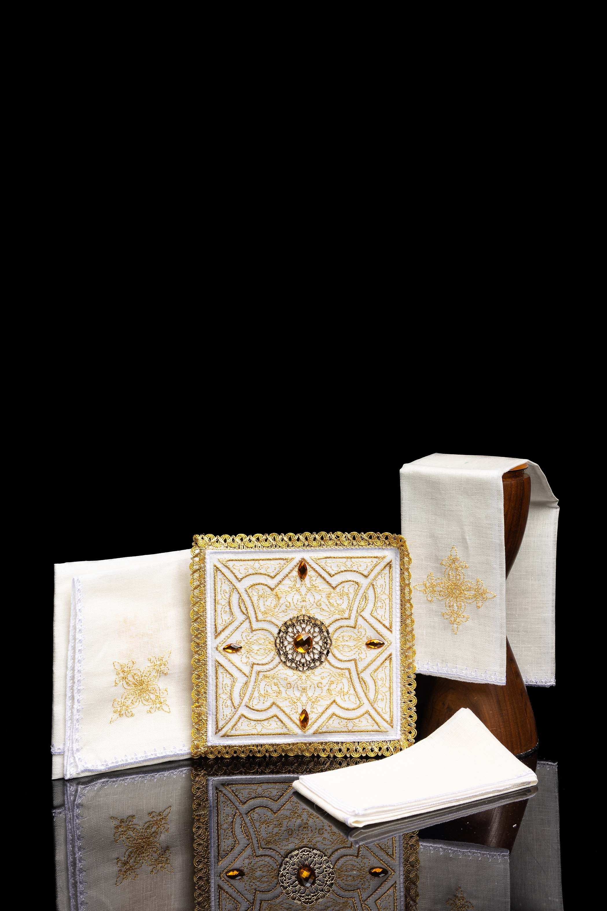 Conjunto de alfaias litúrgicas com bordado dourado e emblema - chasubles.com.br