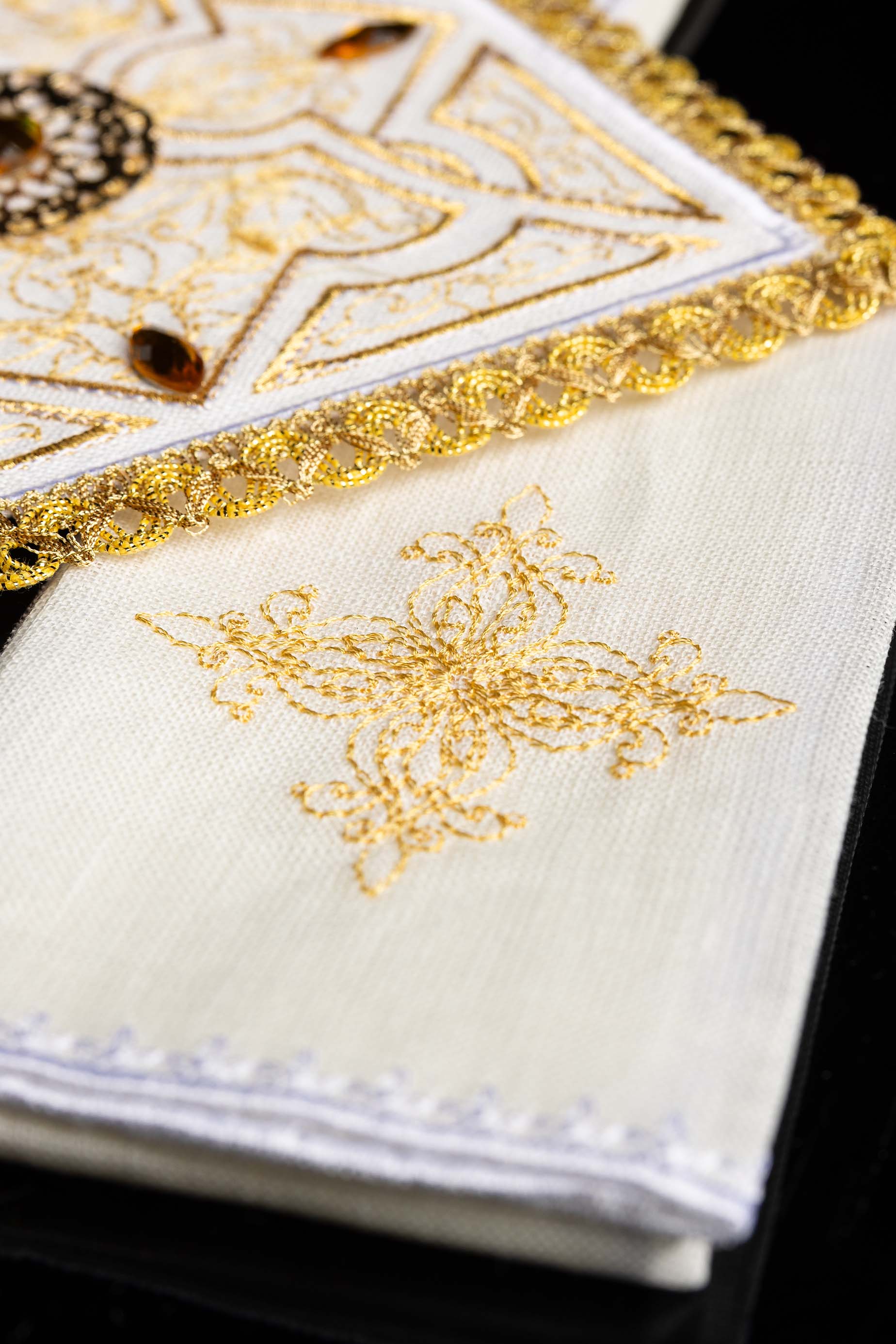 Conjunto de alfaias litúrgicas com bordado dourado e emblema - chasubles.com.br