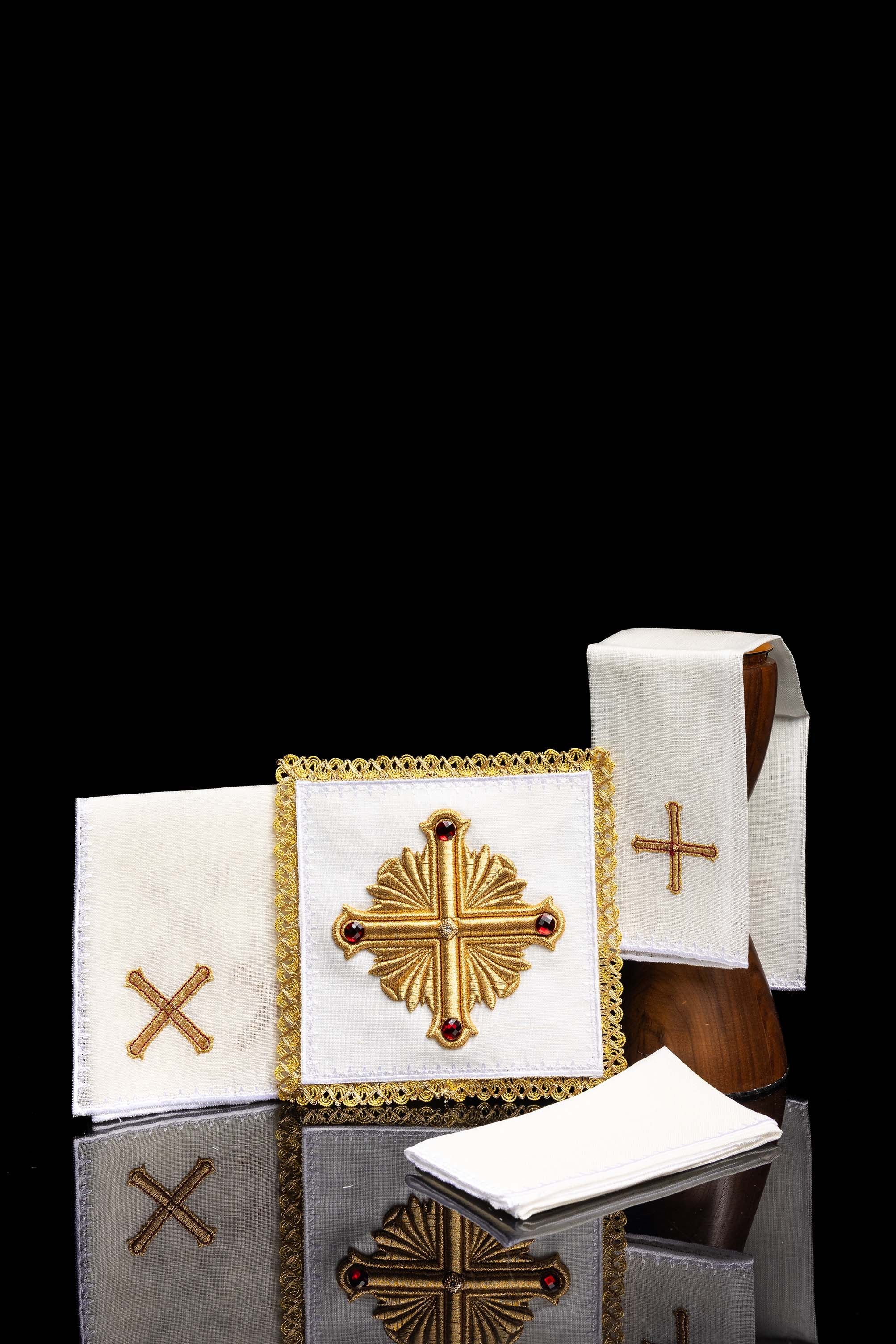 Conjunto de alfaias litúrgicas ricamente bordado, feito em linho - chasubles.com.br