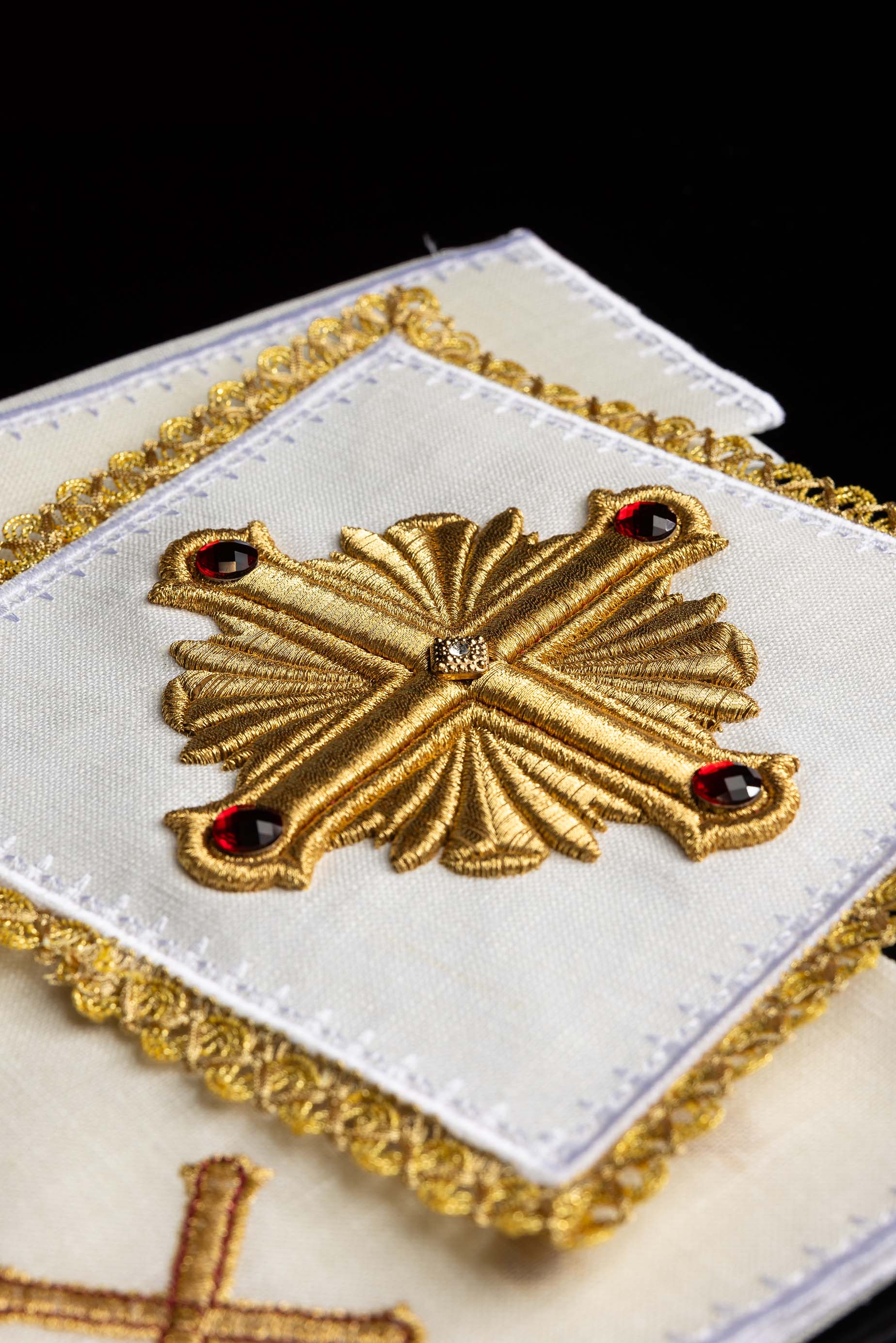 Conjunto de alfaias litúrgicas ricamente bordado, feito em linho - chasubles.com.br