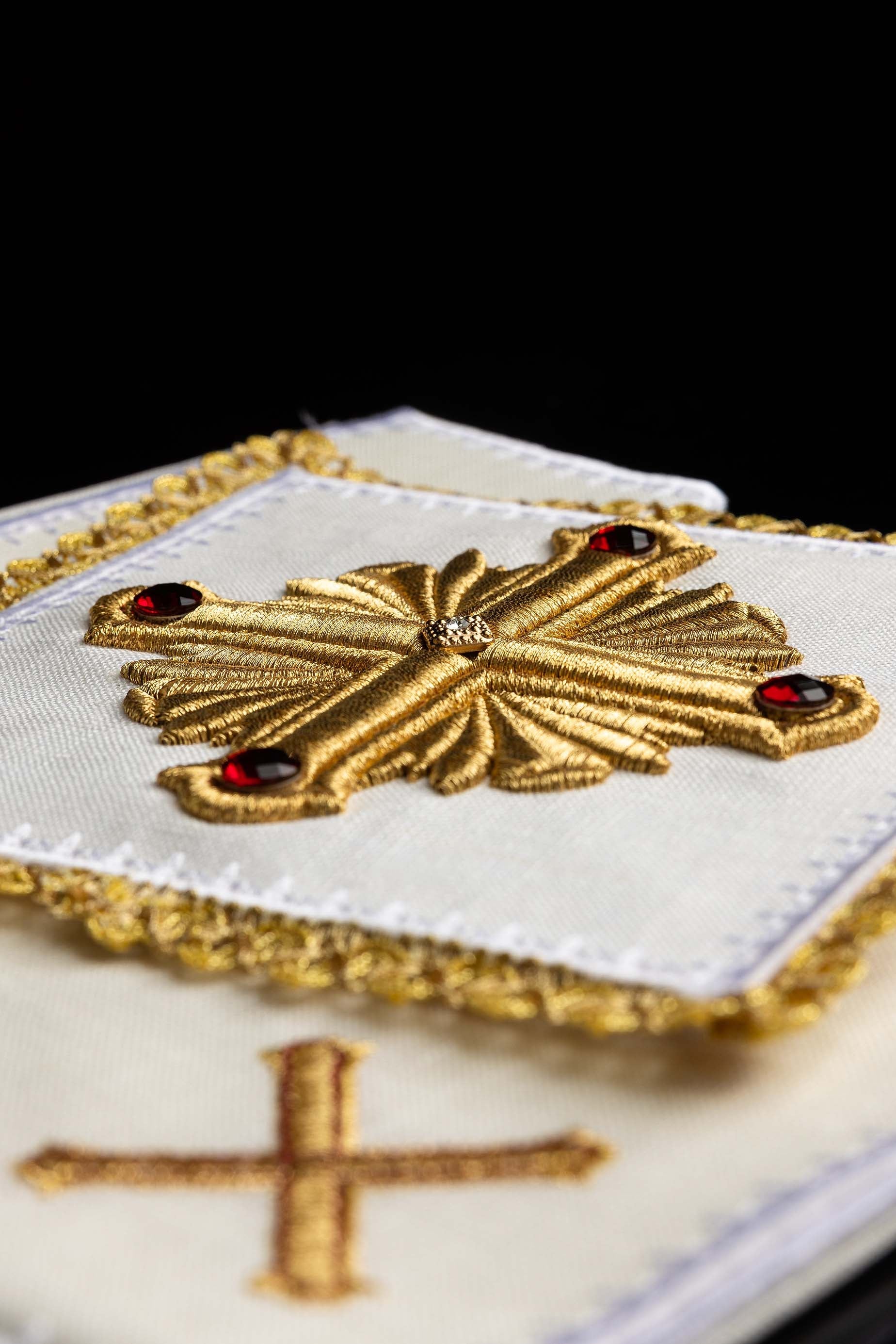 Conjunto de alfaias litúrgicas ricamente bordado, feito em linho - chasubles.com.br