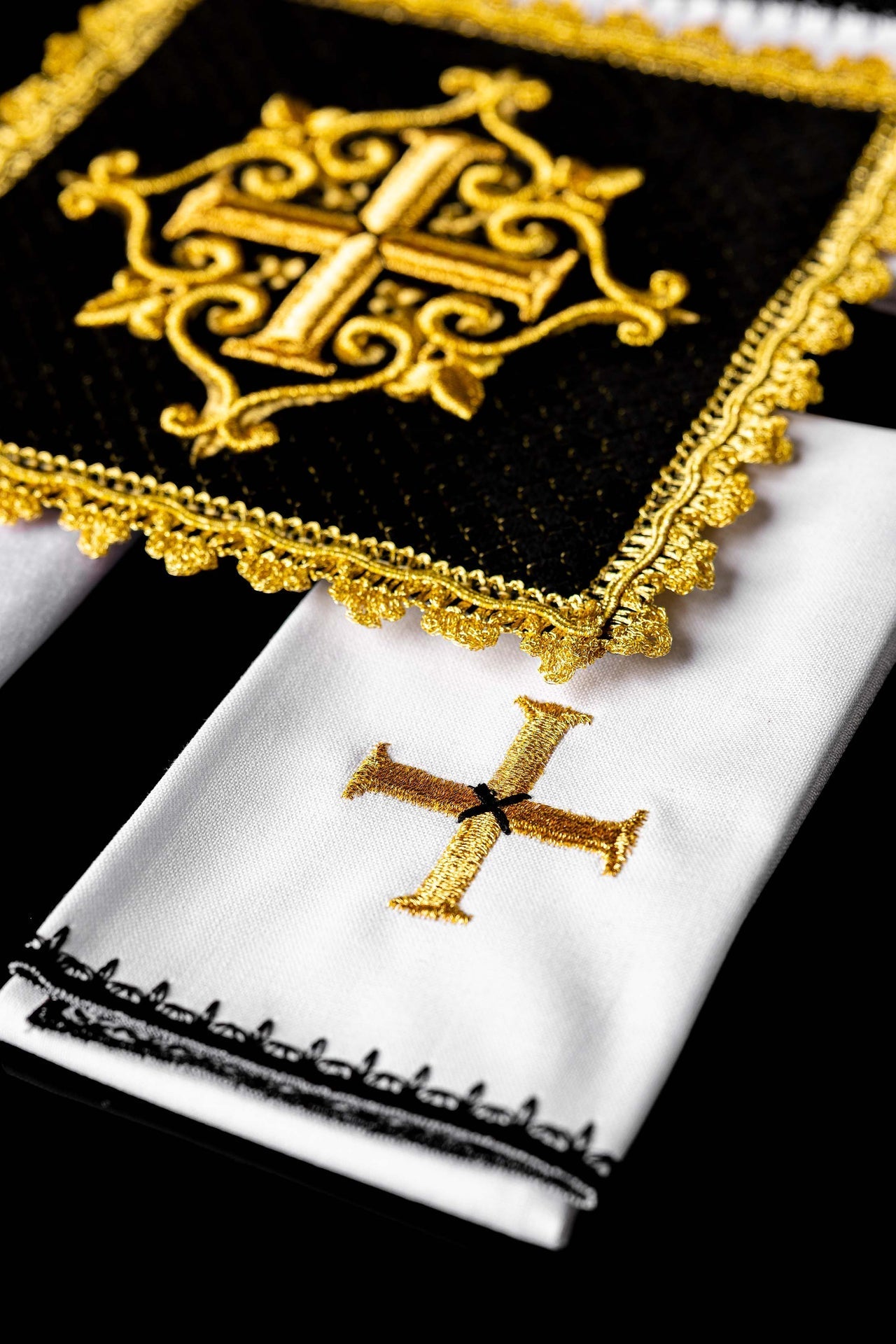Conjunto de alfaias litúrgicas com cruz bordada em veludo preto
