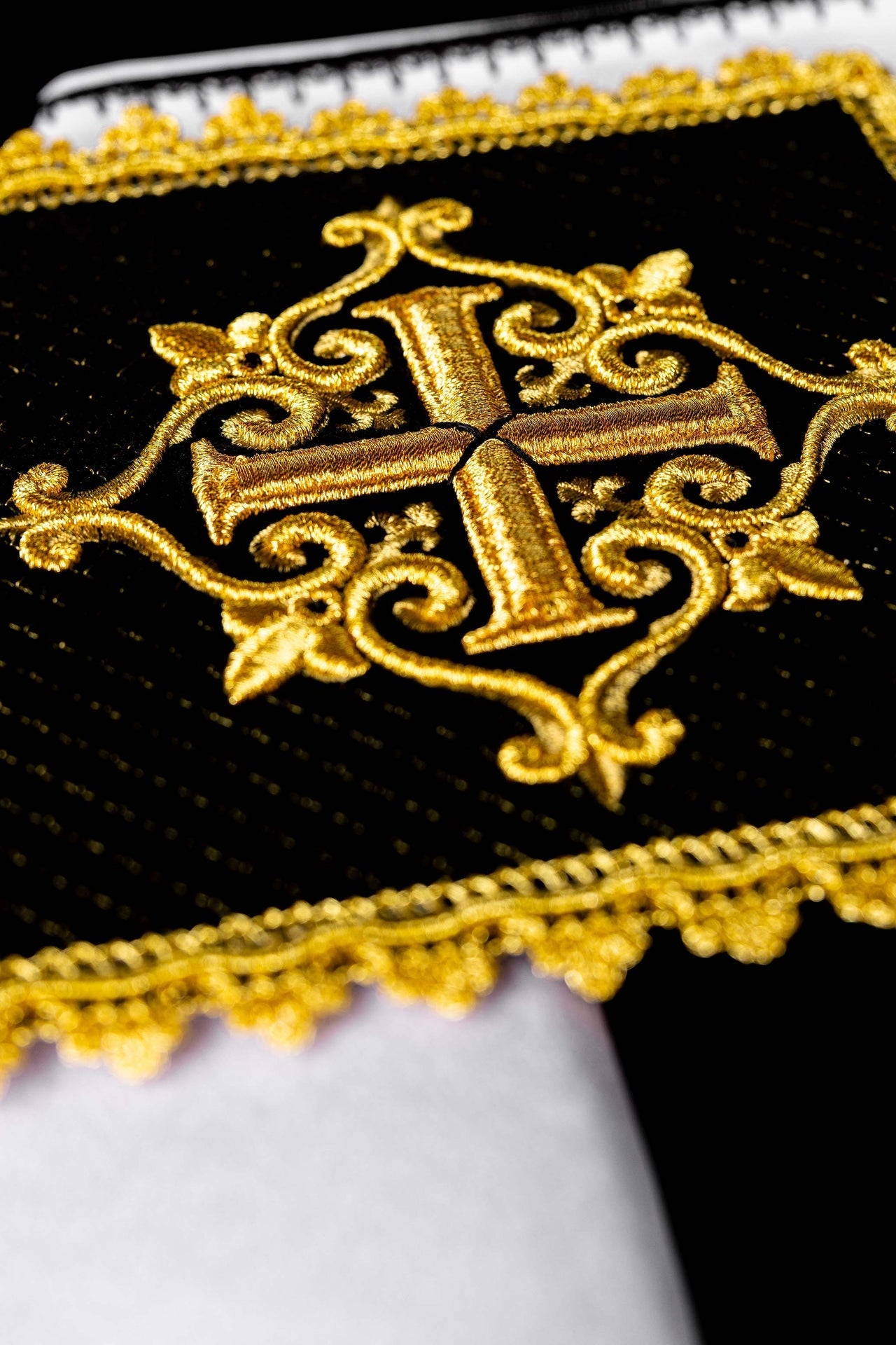 Conjunto de alfaias litúrgicas com cruz bordada em veludo preto