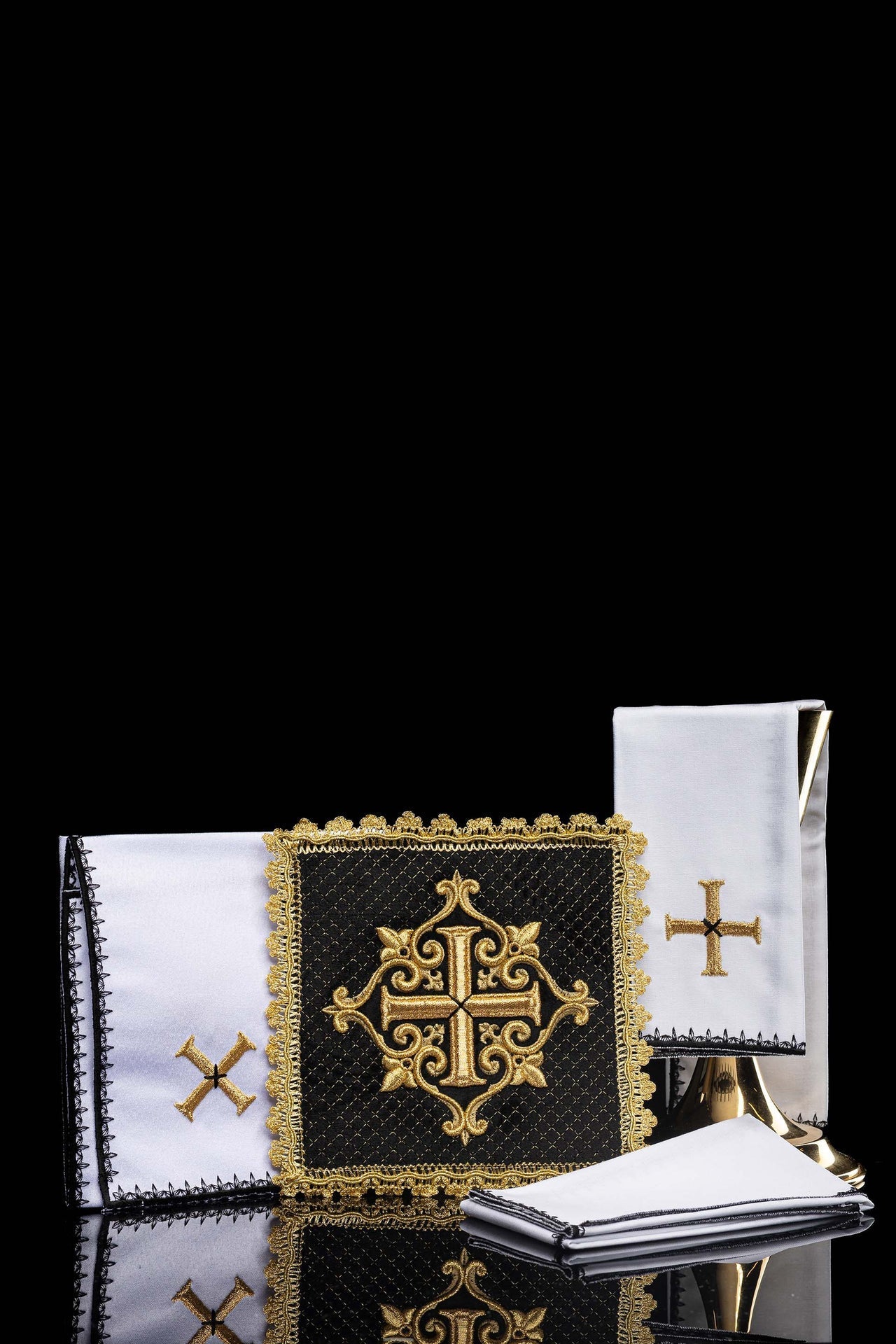 Conjunto de alfaias litúrgicas com cruz bordada em veludo preto