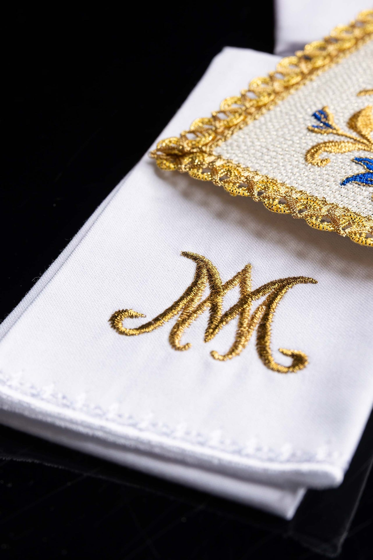 Conjunto de alfaias litúrgicas bordado com símbolo mariano