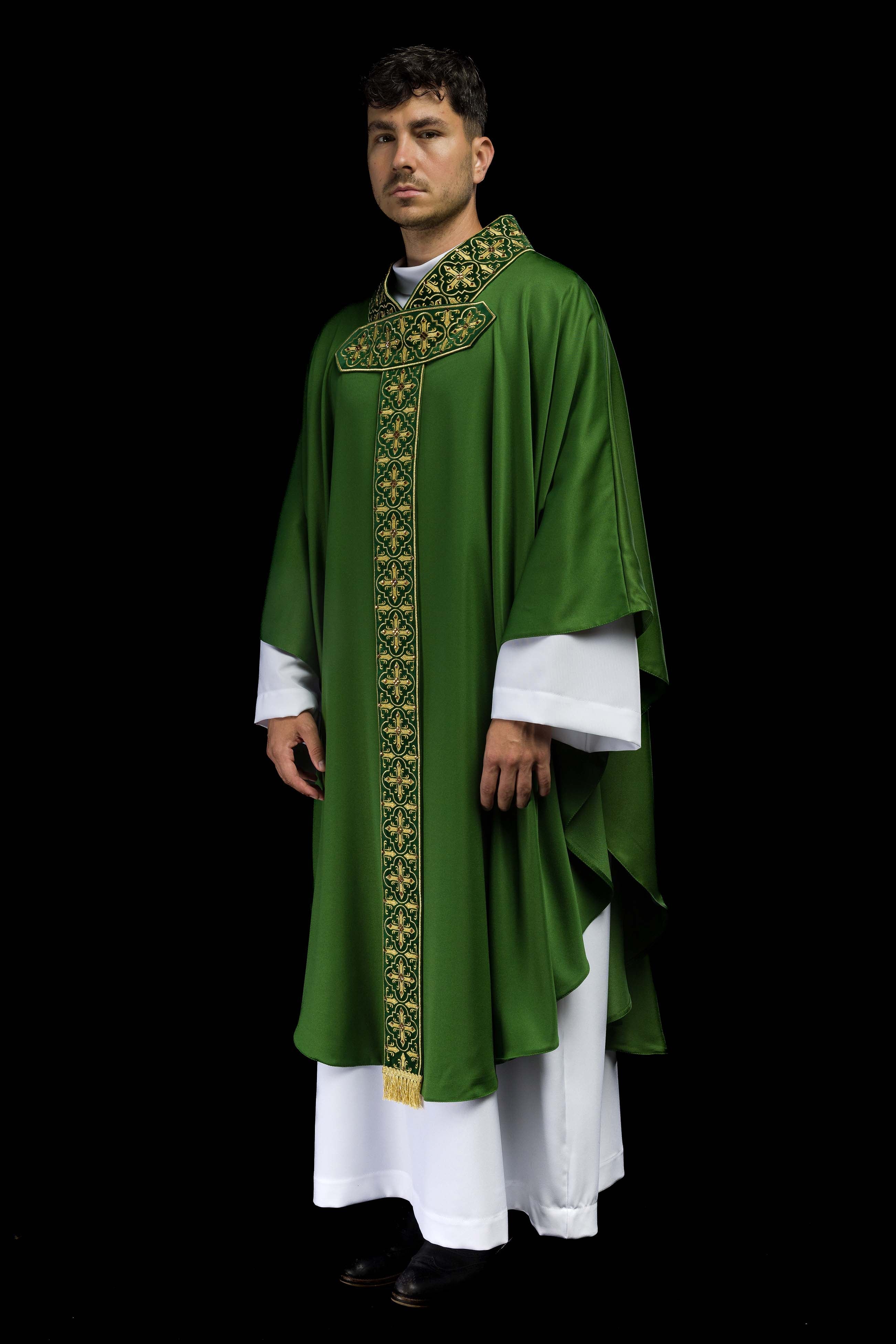 Casula verde com faixa bordada pendente e 500 pedras - chasubles.com.br
