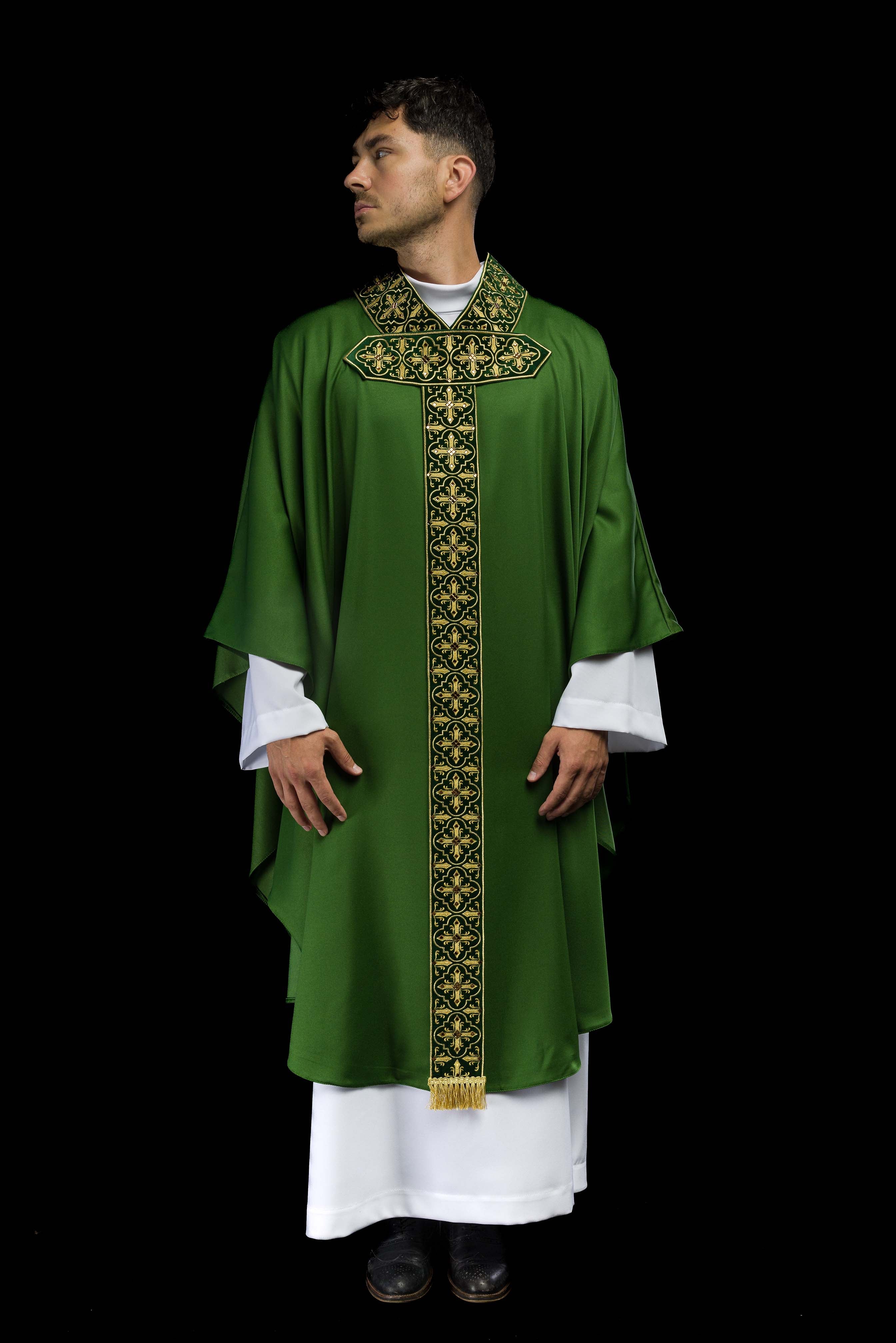 Casula verde com faixa bordada pendente e 500 pedras - chasubles.com.br