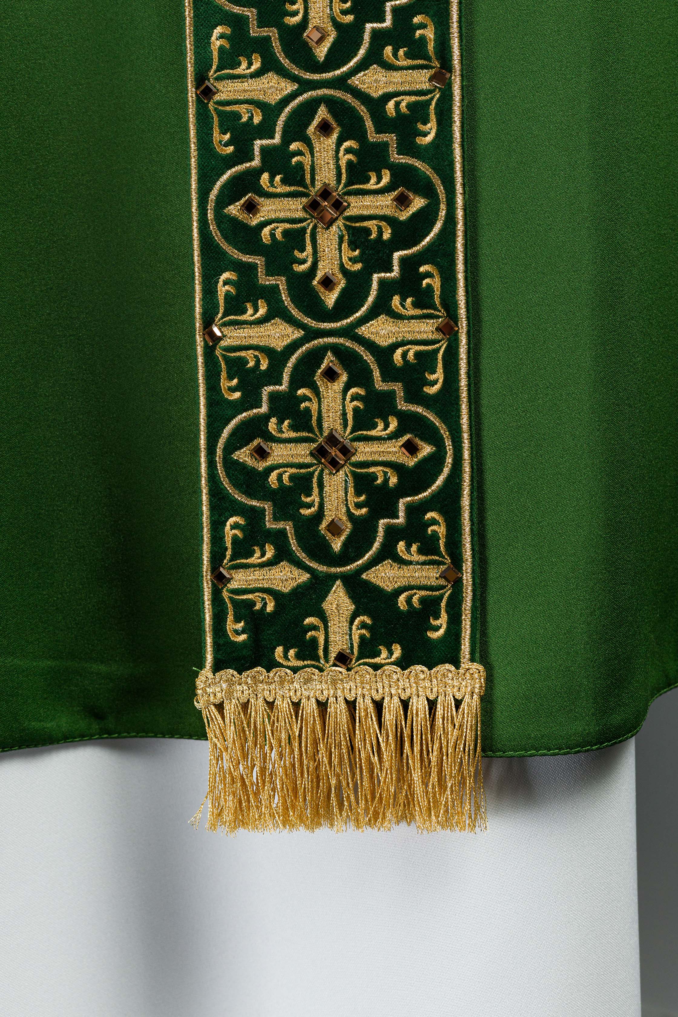 Casula verde com faixa bordada pendente e 500 pedras - chasubles.com.br