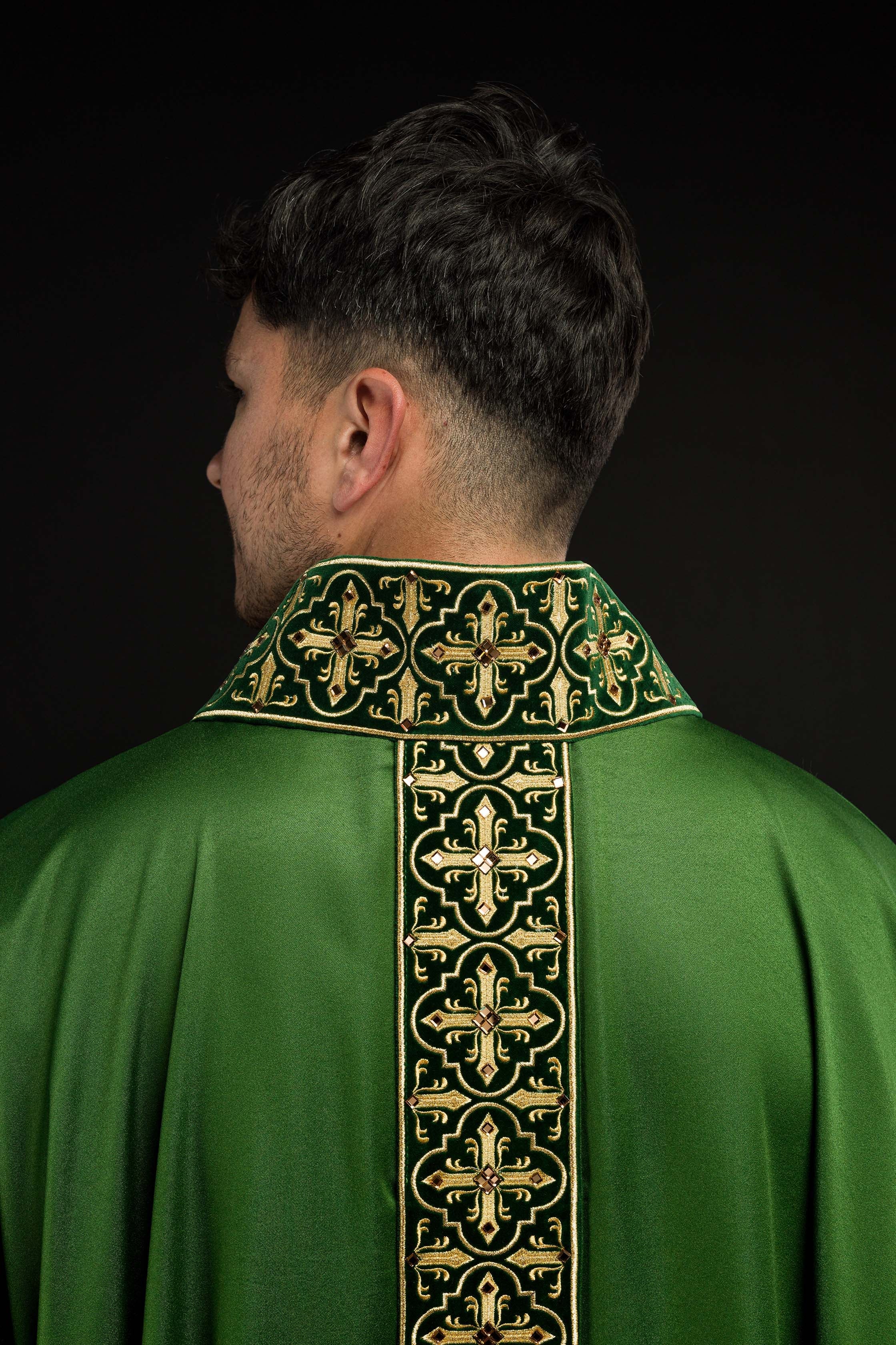 Casula verde com faixa bordada pendente e 500 pedras - chasubles.com.br