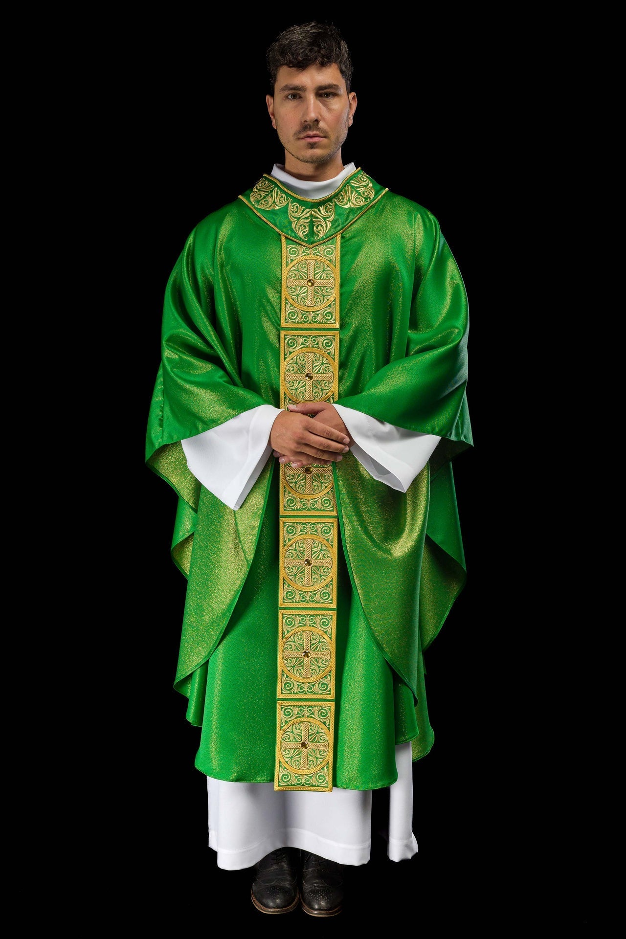 Casula verde ricamente bordada e decorada com pedras