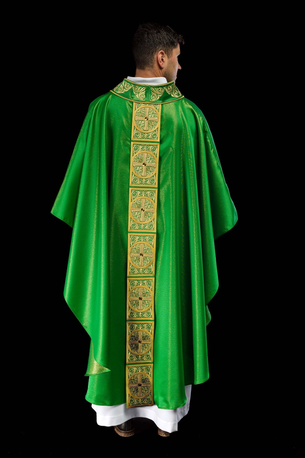 Casula verde ricamente bordada e decorada com pedras