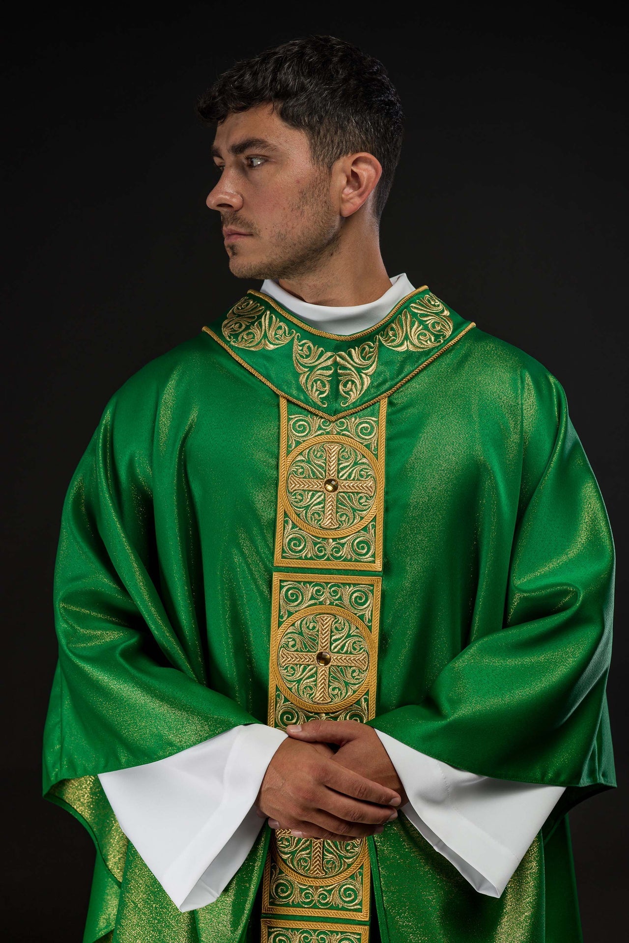Casula verde ricamente bordada e decorada com pedras