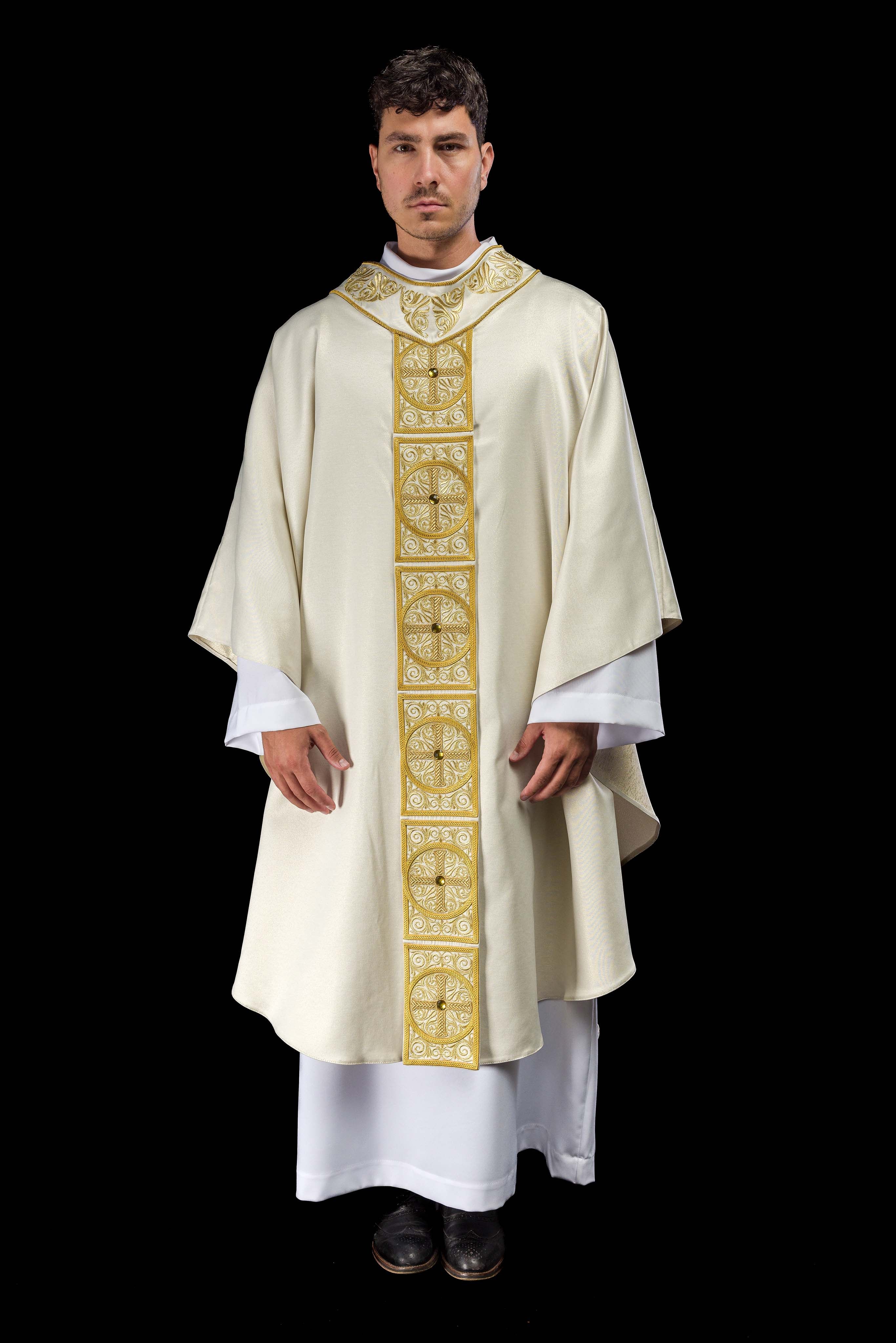Casula dourada ricamente bordada e decorada com pedras - chasubles.com.br