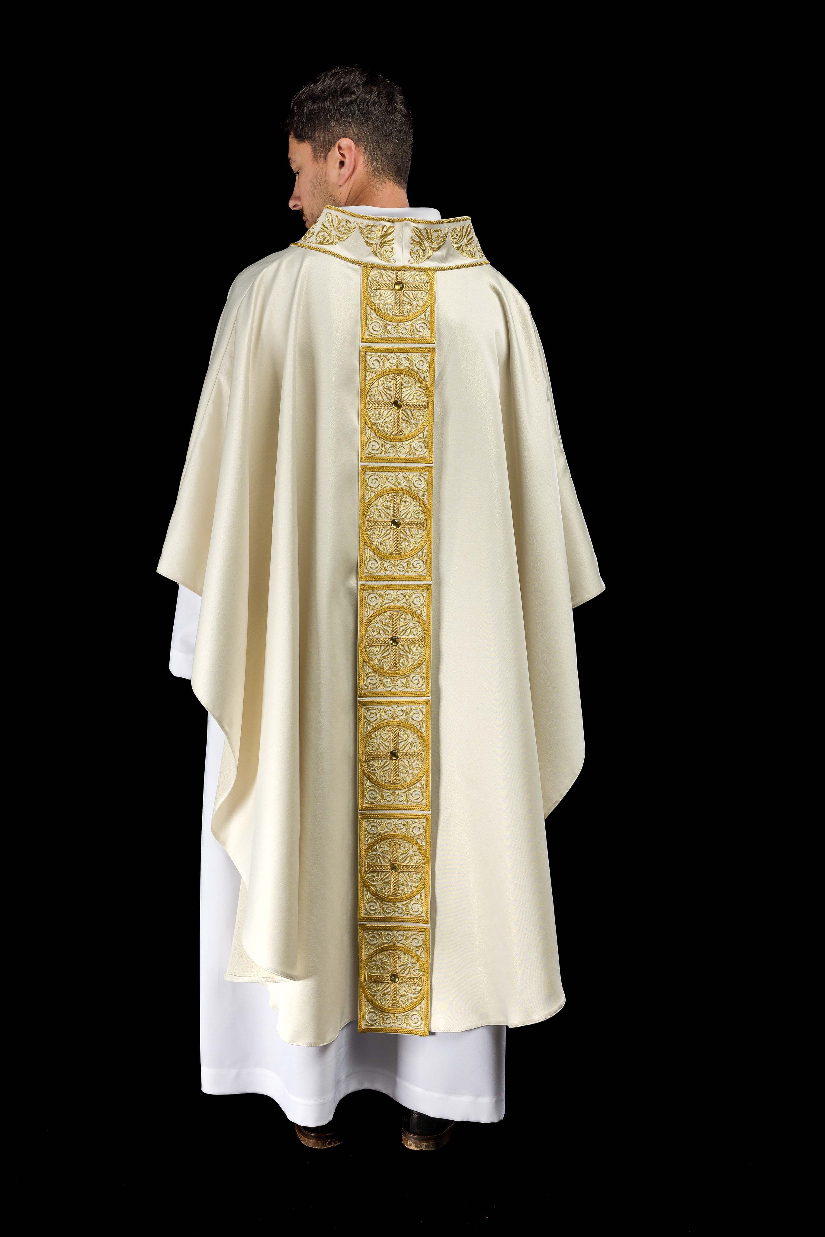 Casula dourada ricamente bordada e decorada com pedras - chasubles.com.br