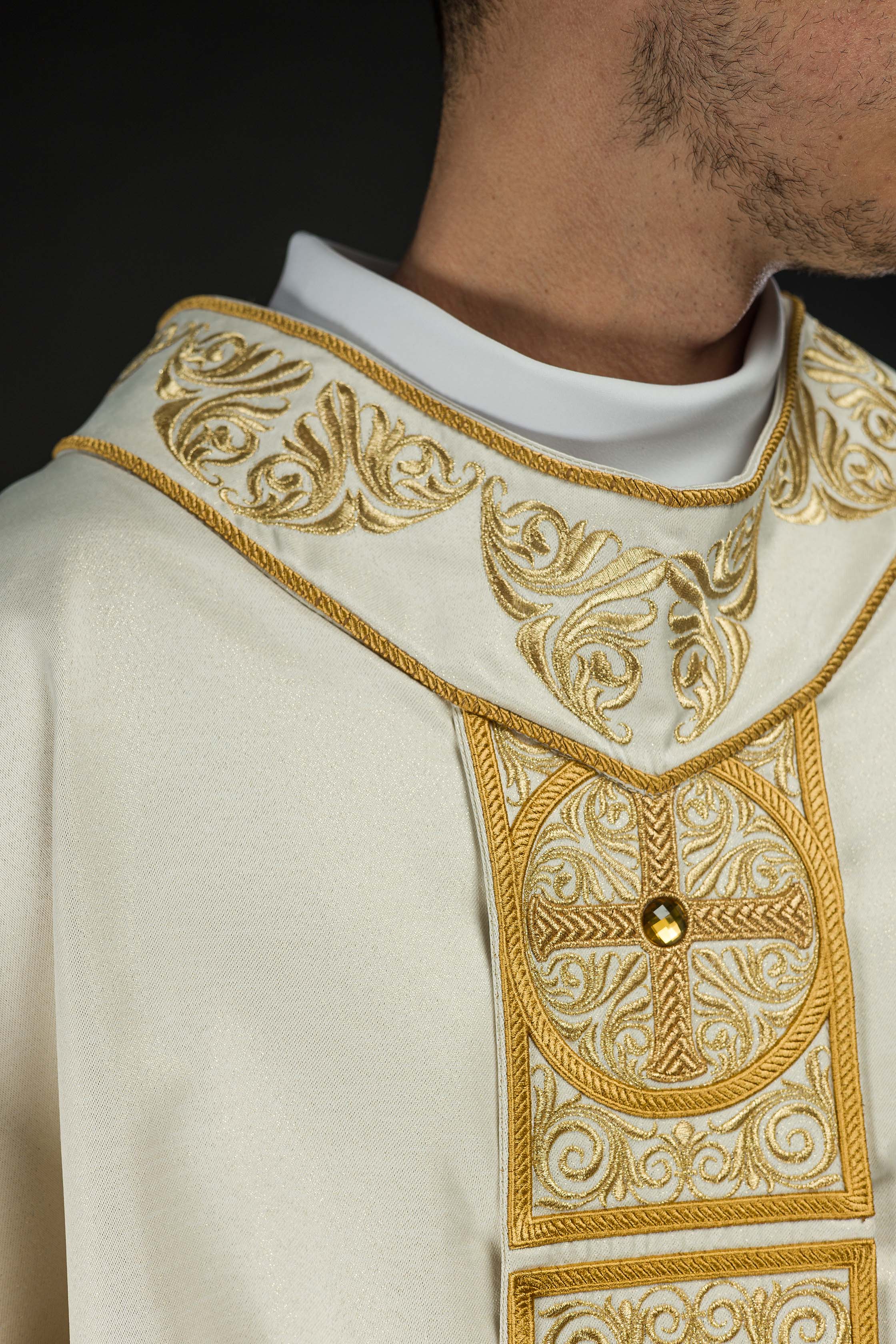 Casula dourada ricamente bordada e decorada com pedras - chasubles.com.br
