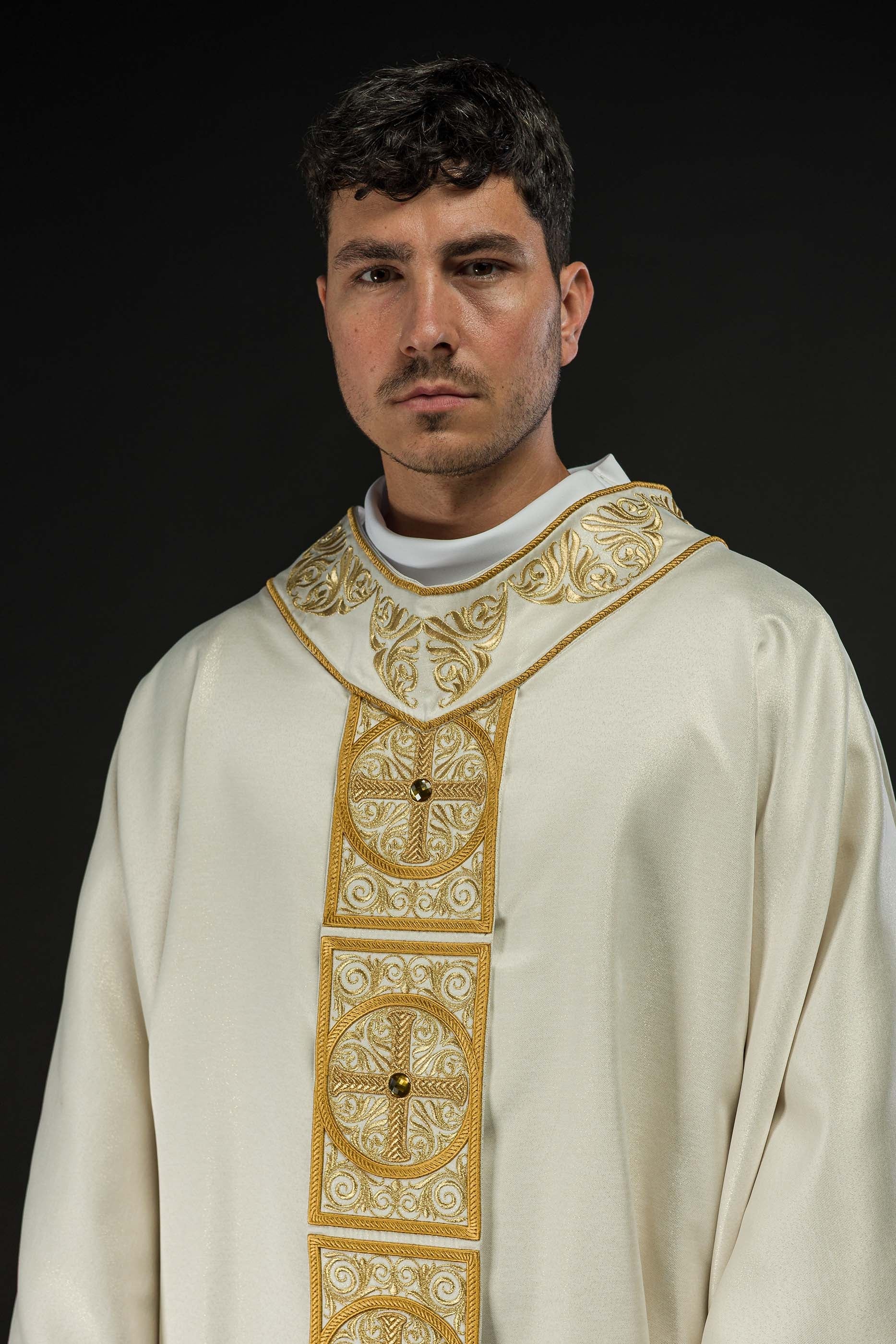 Casula dourada ricamente bordada e decorada com pedras - chasubles.com.br