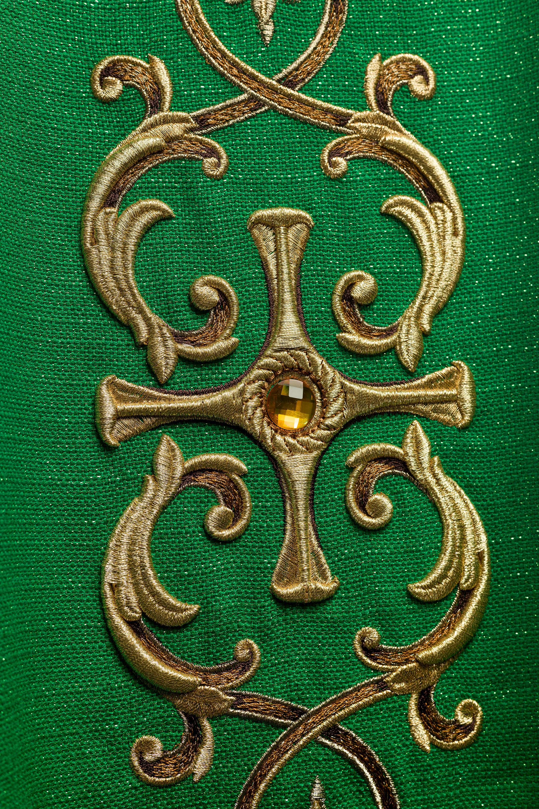 Casula verde ricamente bordada com pedras