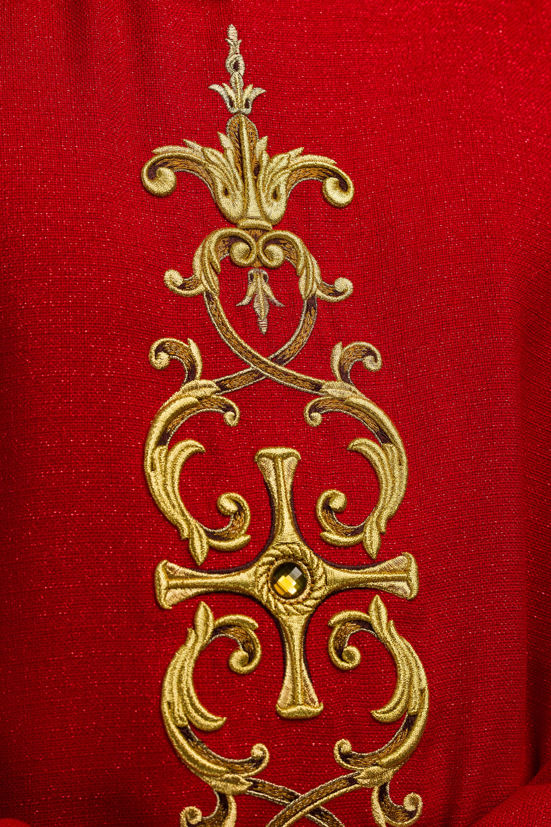 Casula vermelha ricamente bordada com pedras - chasubles.com.br